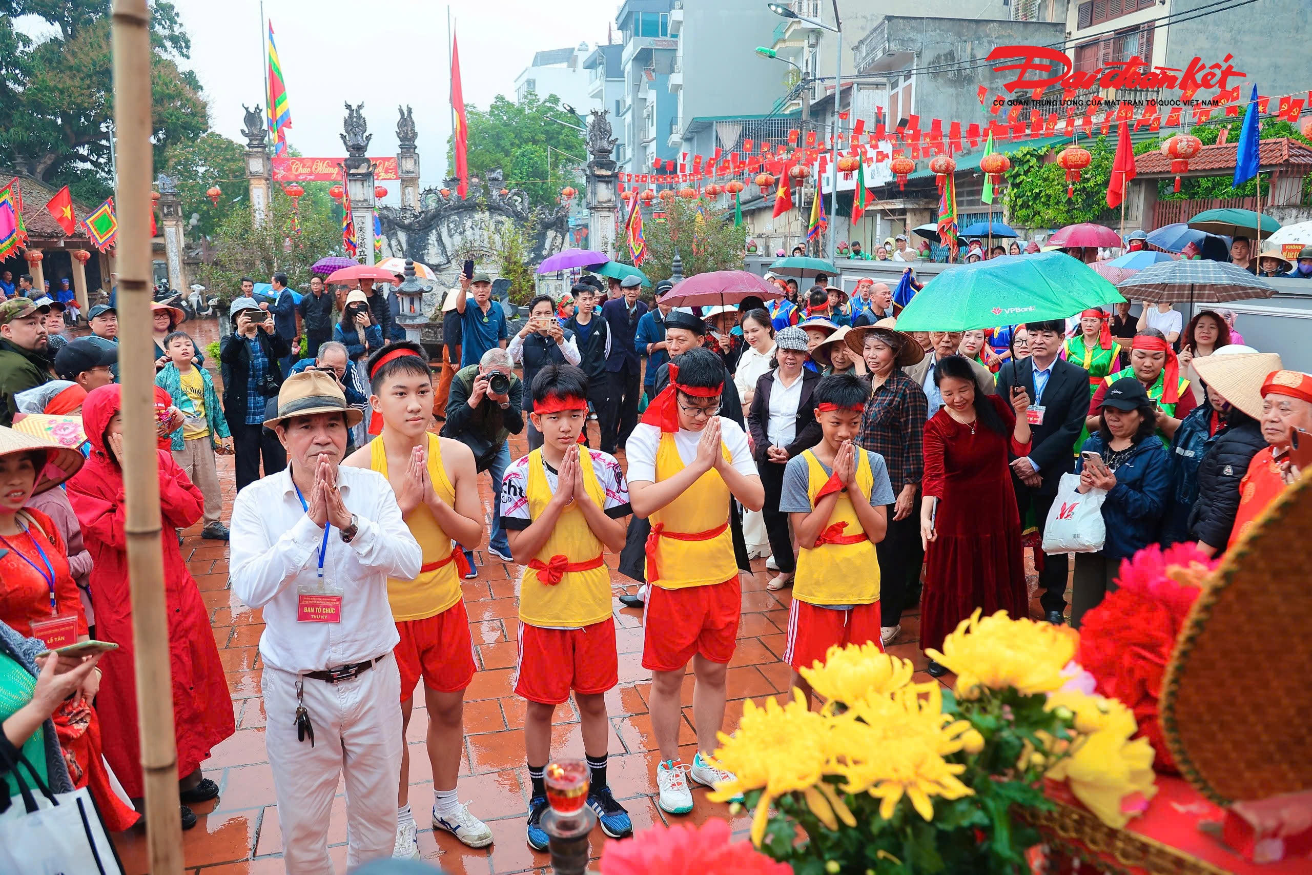 Lễ hội thổi cơm làng Thị Cấm được tổ chức vào mùng 8 tháng Giêng âm lịch hằng năm, thu hút đông đảo người dân địa phương cùng du khách thập phương về dự hội. Phần lễ diễn ra trang nghiêm tại đình làng nơi thờ thành hoàng – với không khí thành kính, mở đầu cho chuỗi hoạt động văn hóa, sinh hoạt cộng đồng đặc sắc của ngày hội đầu xuân.