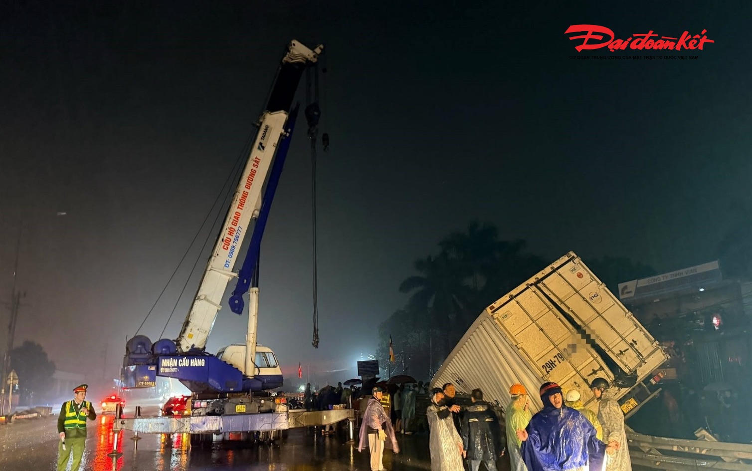 Cơ quan chức năng điều xe cẩu, máy cắt và ô tô cứu hộ cứu nạn chuyên dụng đến hiện trường