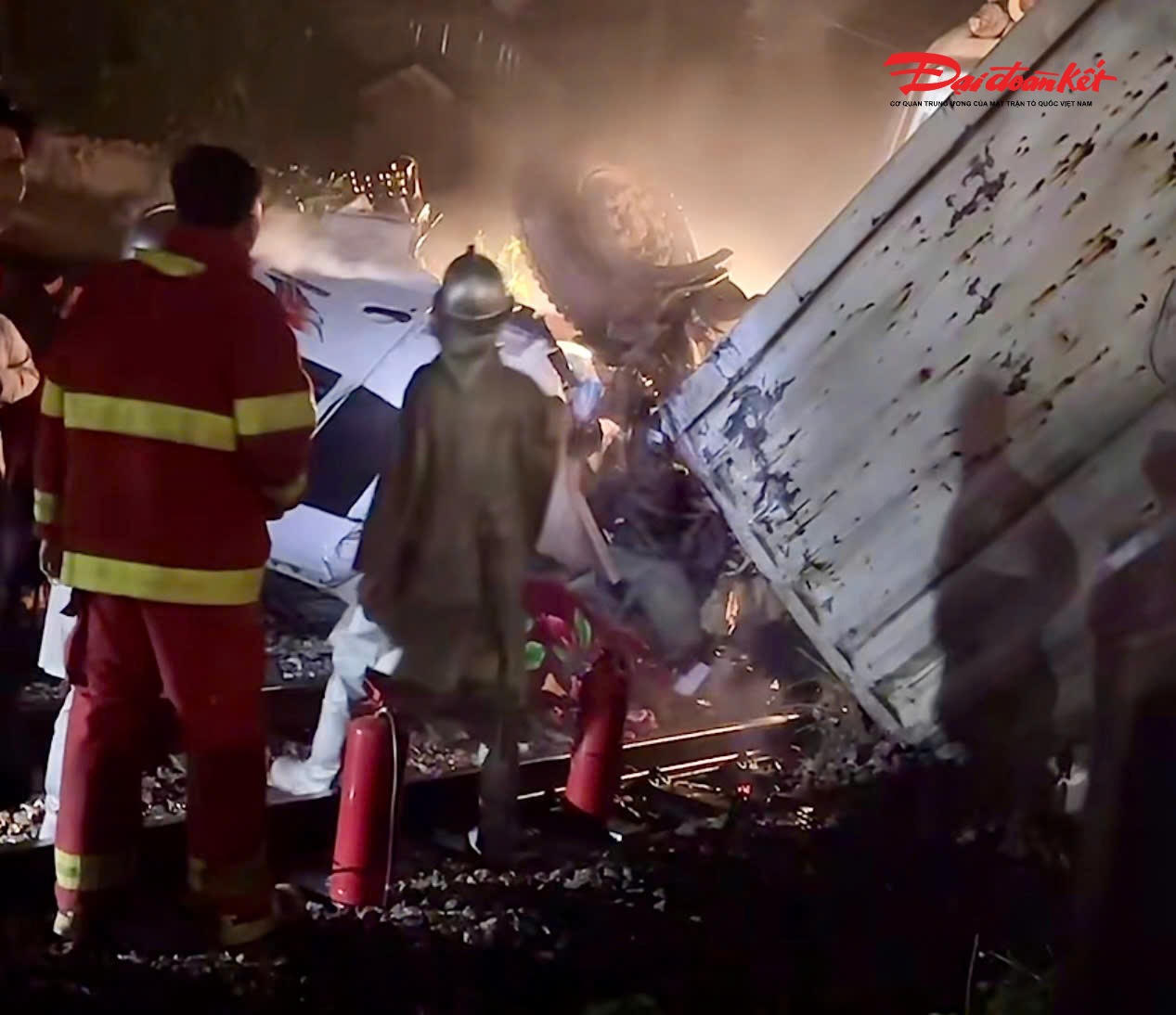 Nhận tin báo, lực lượng CSGT, Cảnh sát PCCC và Công an xã Ngọc Hồi đã đến hiện trường để tổ chức cứu nạn..