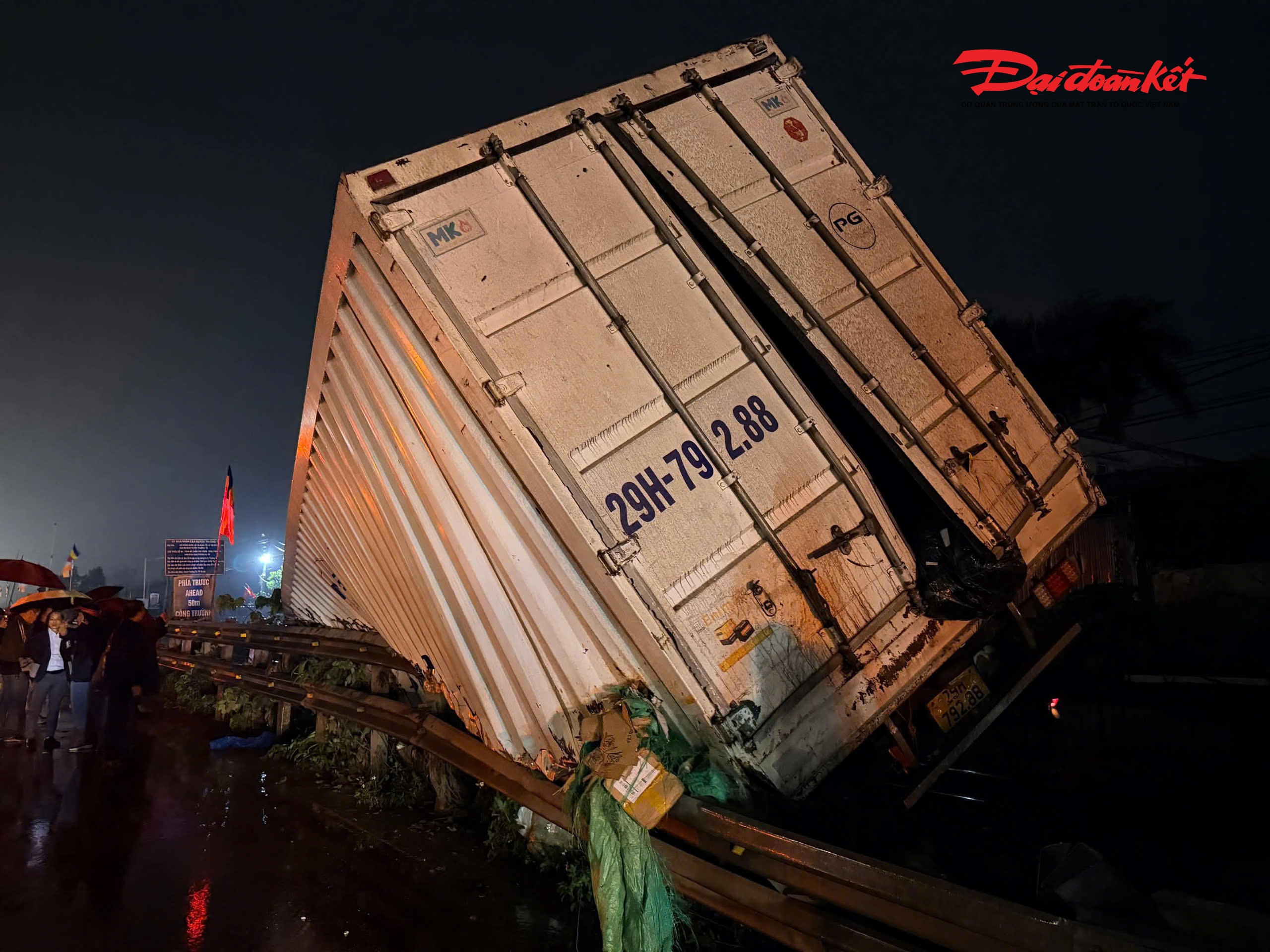 Thông tin sơ bộ, vụ tai nạn đã khiến tài xế xe tải là anh N.V.T (sinh năm 1974, trú tại Hà Nội) tử vong. Người bị thương là anh Đ.N.H. (sinh năm 1985, trú tại Hà Nội, người dân địa phương) hiện đang được cấp cứu tại Bệnh viện Đa khoa Nông nghiệp.