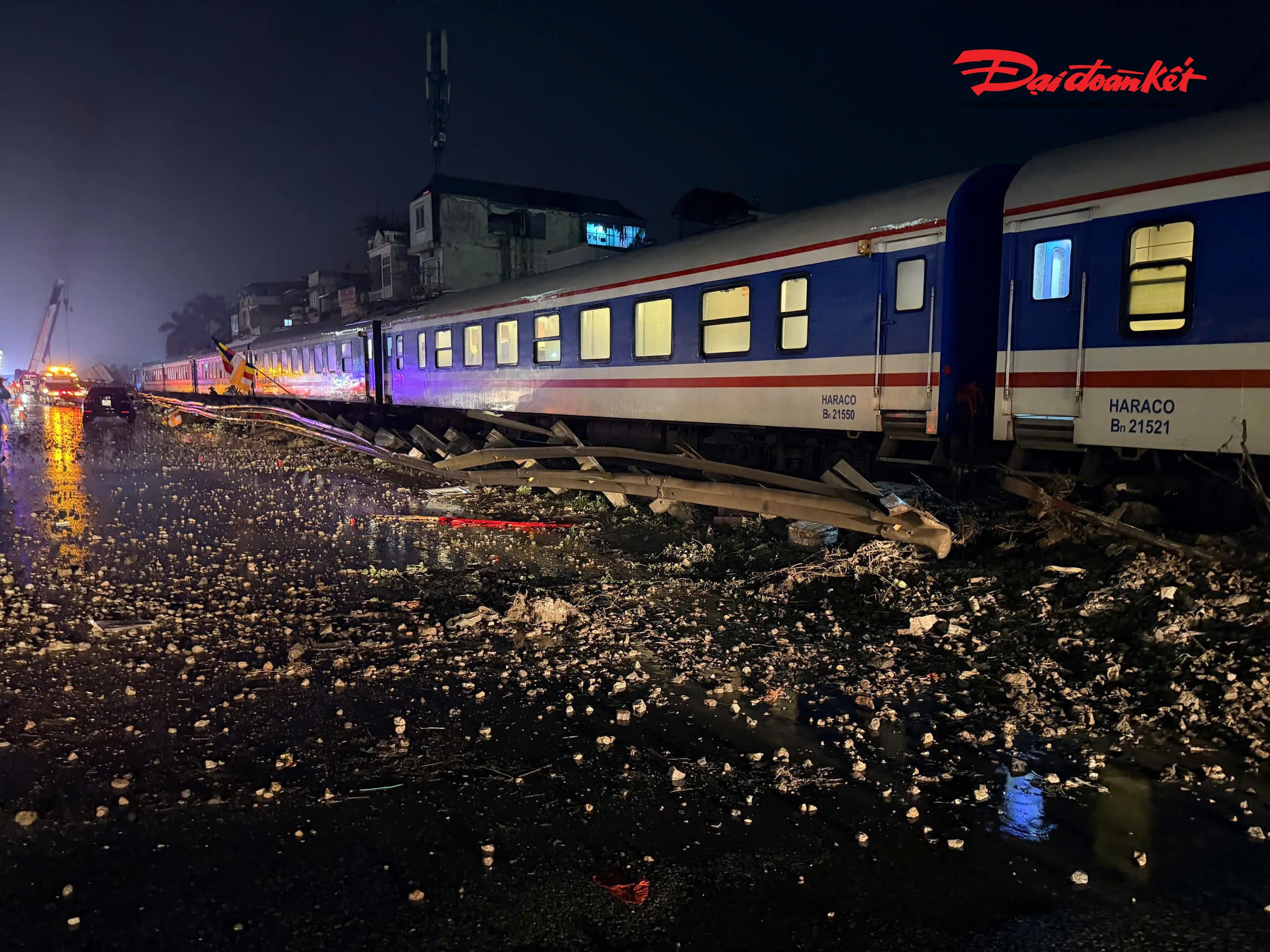 Thông tin ban đầu, vào thời gian trên, xe tải biển kiểm soát 29H-792.xx lưu thông qua đường sắt Bắc - Nam theo hướng Quốc lộ 1A vào đường Yên Phú (xã Ngọc Hồi). Thời điểm này, tàu hỏa SE3 theo hướng ga Hà Nội di chuyển đến, tông thẳng vào xe tải nêu trên.