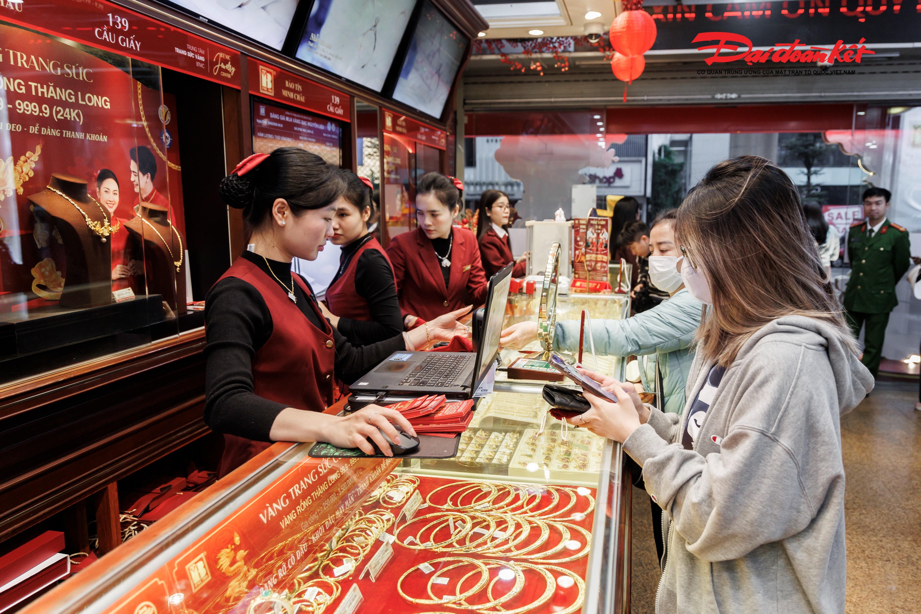 Xu hướng khách hàng mua vàng lấy vía Thần tài thiên về mua vàng có trọng lượng nhỏ nhẹ lấy may. Ảnh: Quang Vinh.