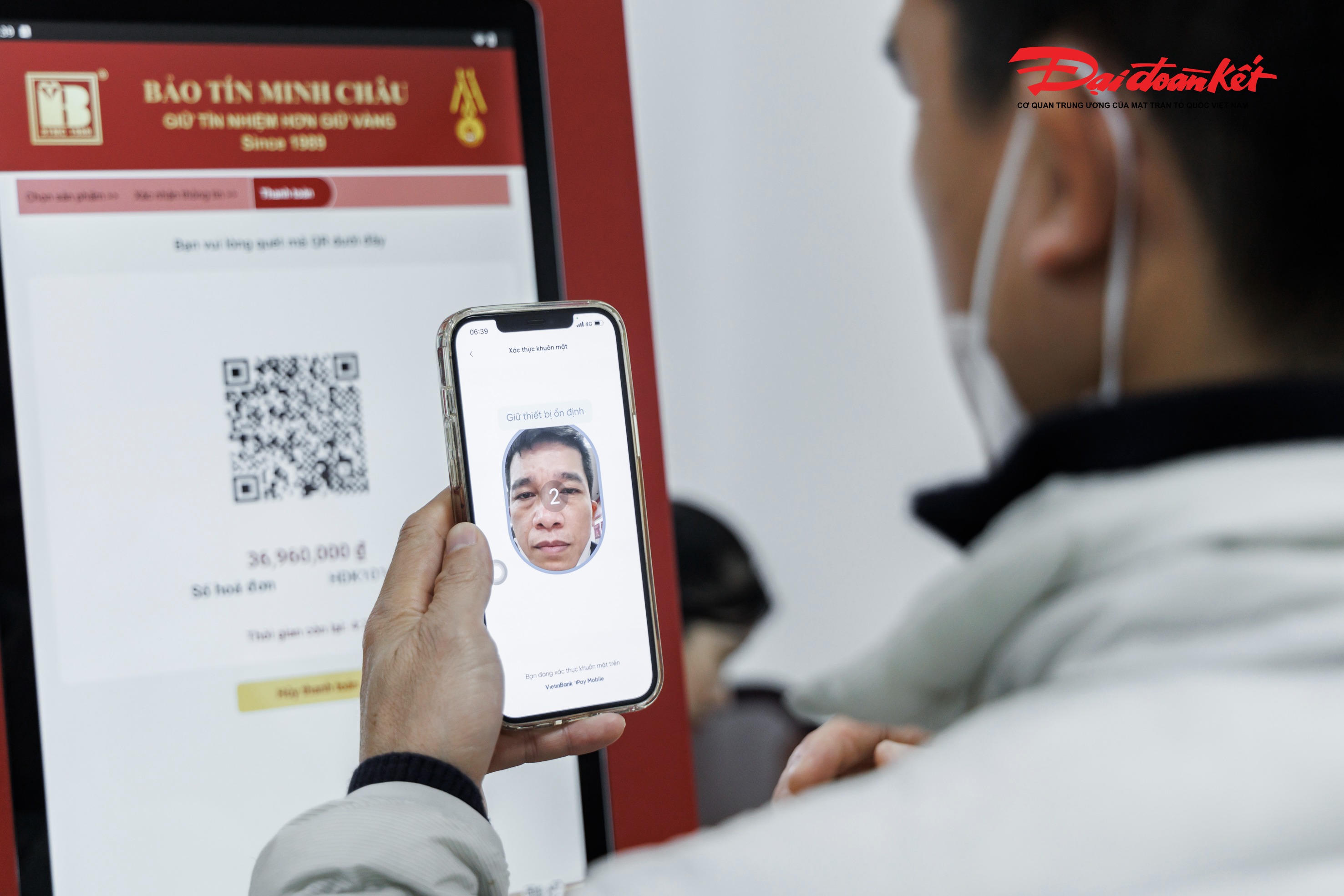 Hệ thống máy mua Vàng Rồng Thăng Long và máy thanh toán tự động cũng được trang bị đồng bộ giúp khách hàng giao dịch nhanh chóng, thuận tiện hơn. Ảnh: Quang Vinh.