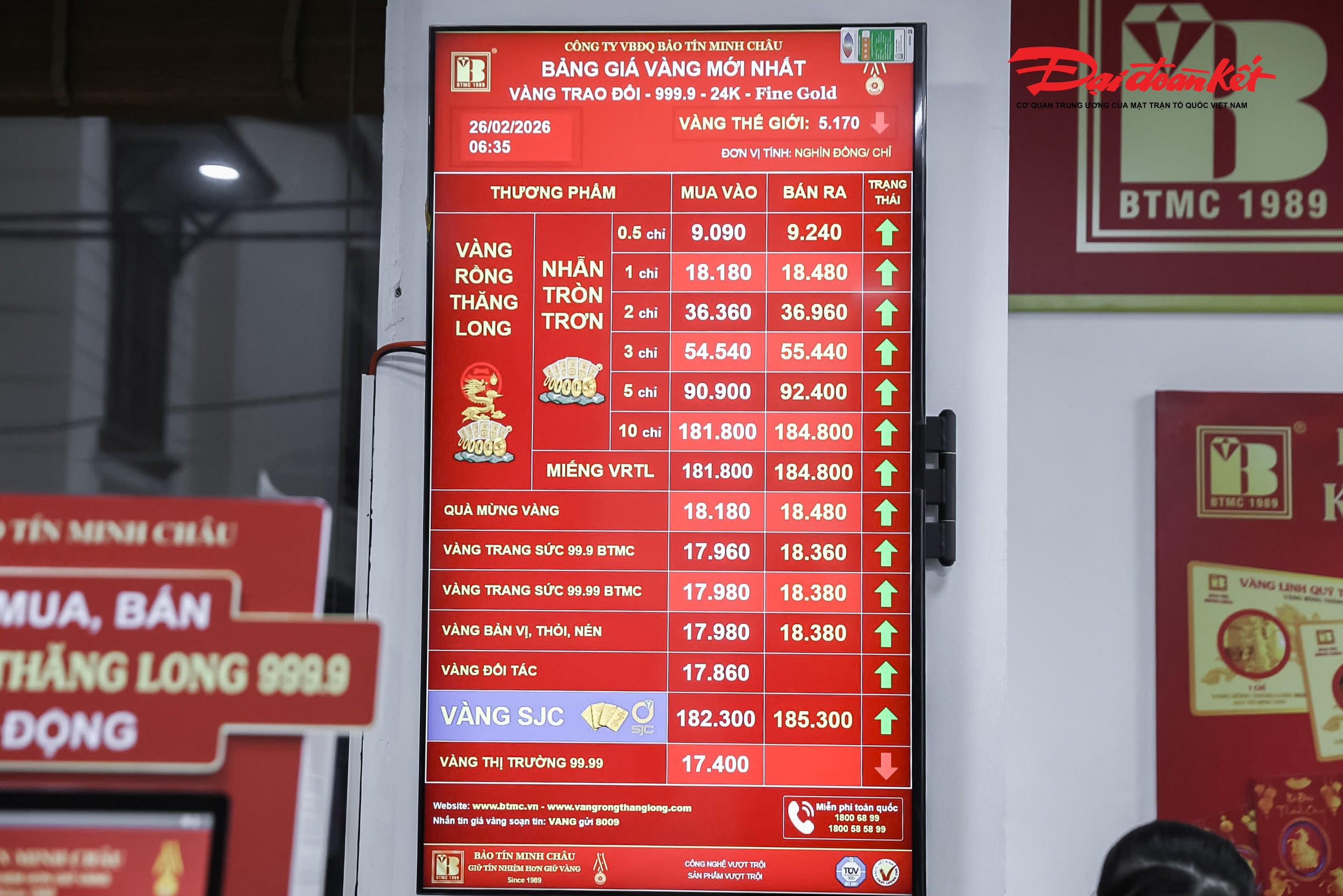 Bảng niêm yết giá vàng sáng ngày&nbsp;26/2/2026 (mùng 10 tháng Giêng âm lịch) tại cửa hàng vàng Bảo Tín Minh Châu. Ảnh: Quang Vinh.