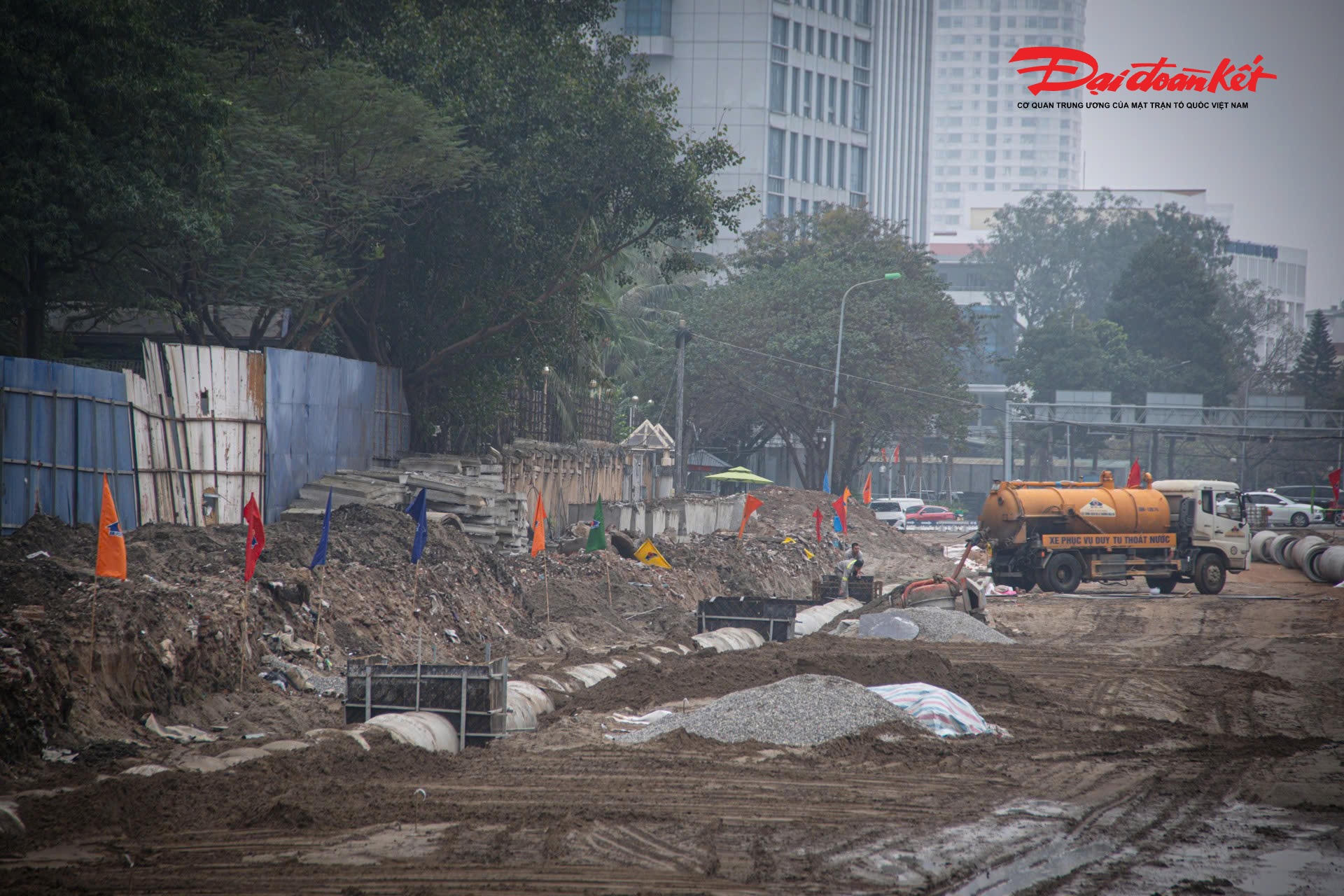 Tính đến ngày 15/12/2025, các phường liên quan đã hoàn tất công tác giải phóng mặt bằng, bàn giao toàn bộ diện tích cho chủ đầu tư để triển khai thi công theo kế hoạch. Việc hoàn thành khâu giải phóng mặt bằng được xem là bước tiến quan trọng, tạo điều kiện để dự án tăng tốc, bảo đảm tiến độ các hạng mục tiếp theo.