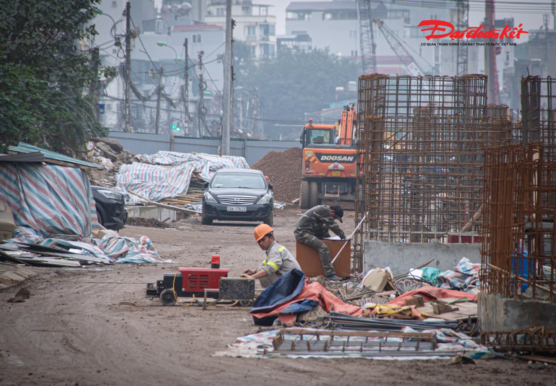 Dự án Vành đai 1 vẫn duy trì thi công xuyên đêm từ ngày 14/2 (tức 27 tháng Chạp) đến nay. Trên công trường, máy móc, thiết bị hoạt động liên tục, công nhân chia ca bám trụ để bảo đảm tiến độ các hạng mục trọng điểm.

Việc duy trì nhịp độ thi công trong suốt kỳ nghỉ lễ đã giúp nhiều đoạn tuyến sớm hoàn thành lớp thảm nhựa ngay từ những ngày đầu năm mới, tạo tiền đề để dự án tăng tốc trong giai đoạn tiếp theo.