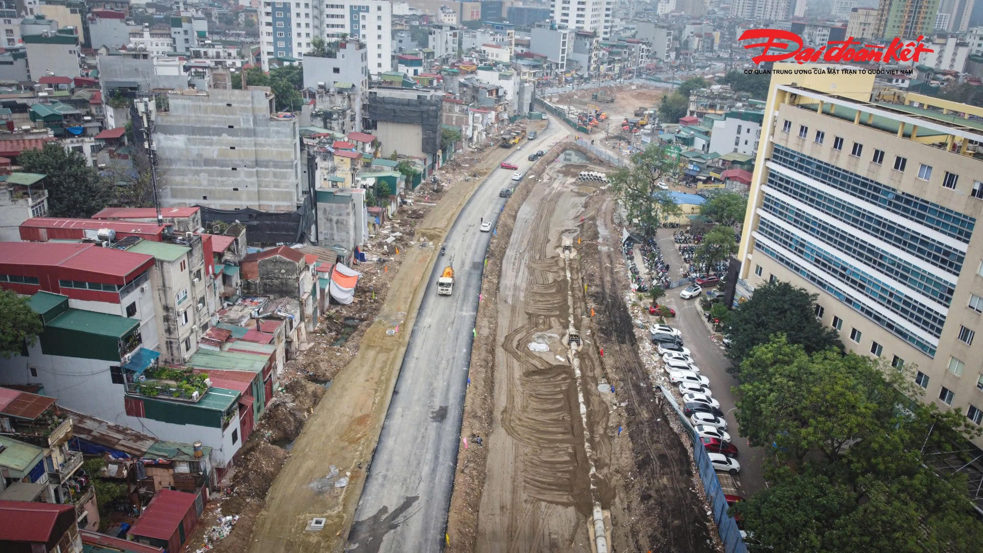 Mặt đường mới phẳng, đồng bộ không chỉ góp phần nâng cao mỹ quan mà còn giúp các phương tiện di chuyển thuận lợi, an toàn hơn.. 