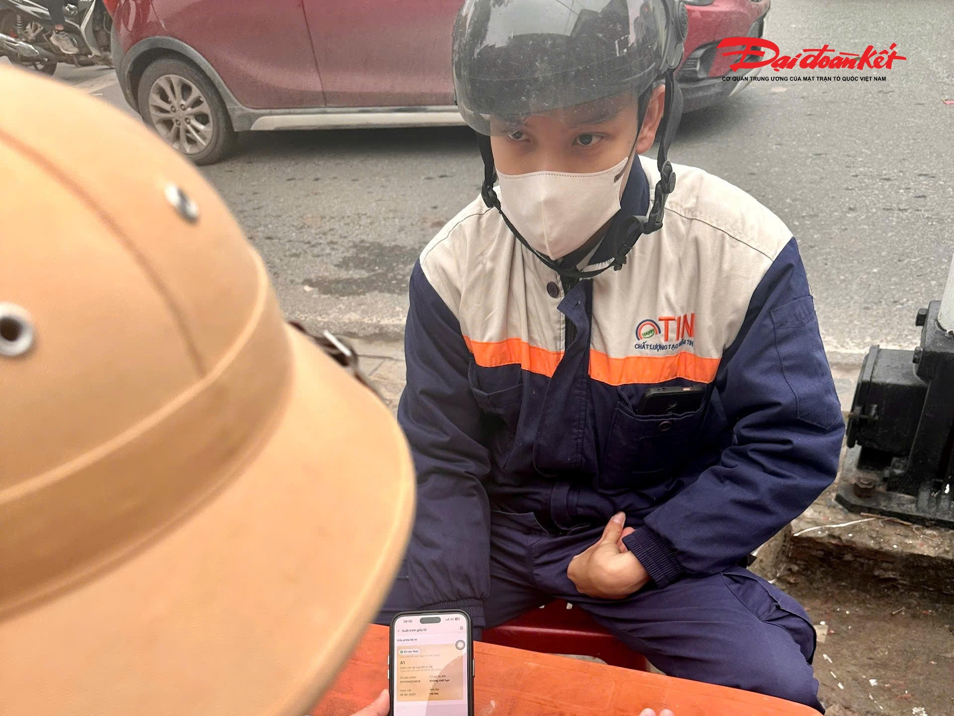 Hành vi vượt rào chắn đường ngang khi chắn đang dịch chuyển hoặc khi đèn đỏ đã bật sáng bị phạt tiền từ 800.000 đến 1.000.000 đồng đối với xe máy. Với người điều khiển ô tô, mức phạt từ 4.000.000 đến 6.000.000 đồng, đồng thời bị tước quyền sử dụng Giấy phép lái xe từ 1 đến 3 tháng.