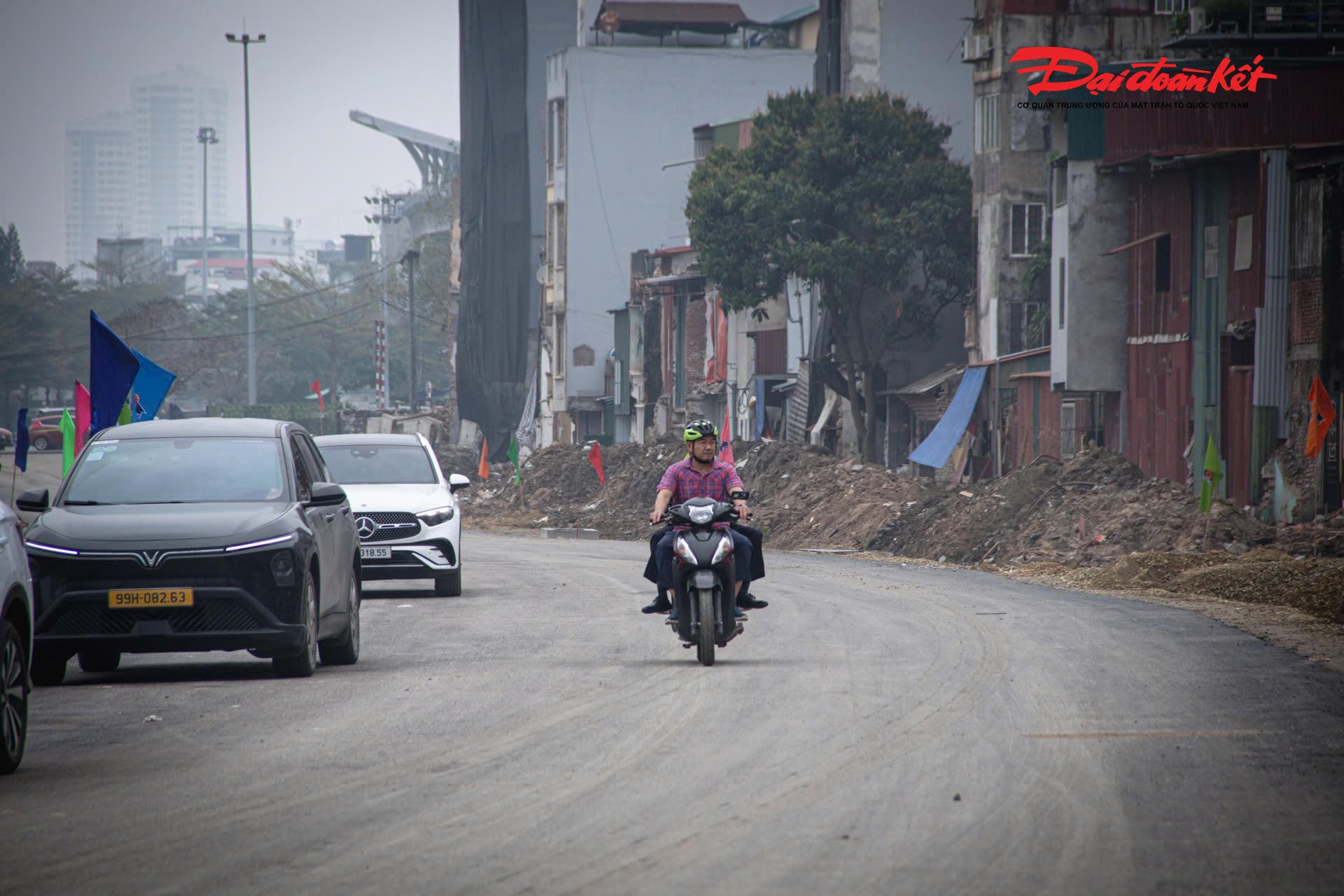 Đoạn tuyến từ dốc Bệnh viện Phụ sản Hà Nội đến nút giao Voi Phục, dài khoảng 350m, đã hoàn tất thảm bê tông nhựa, tạo mặt đường phẳng, đồng bộ và rõ nét diện mạo mới của dự án.