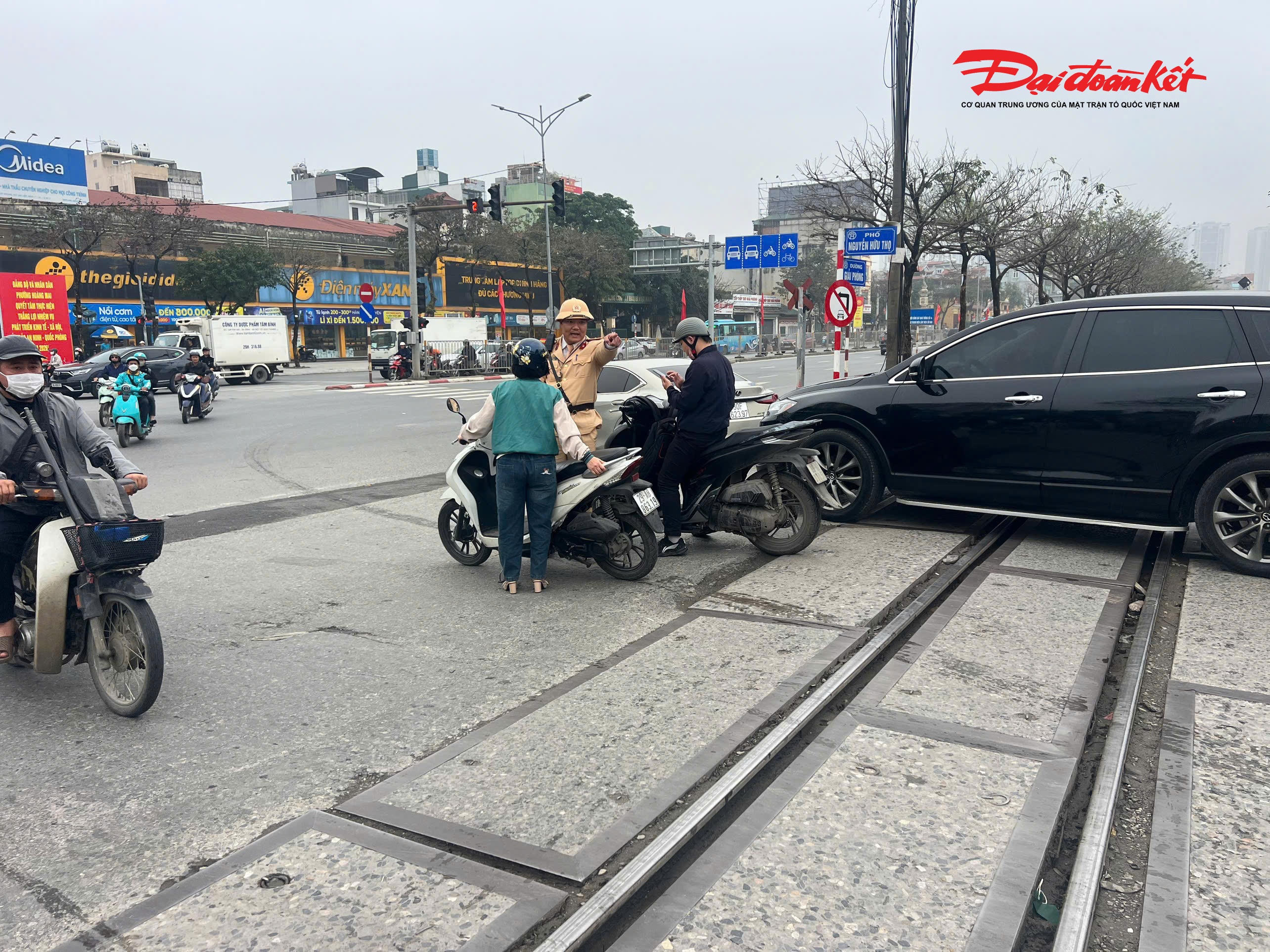 Lực lượng chức năng tập trung kiểm tra việc chấp hành tín hiệu đèn và rào chắn tại các đường ngang có mật độ phương tiện cao. Qua đó, ghi nhận hàng chục trường hợp vi phạm, chủ yếu là hành vi cố tình vượt rào chắn khi đèn đỏ đã bật sáng.