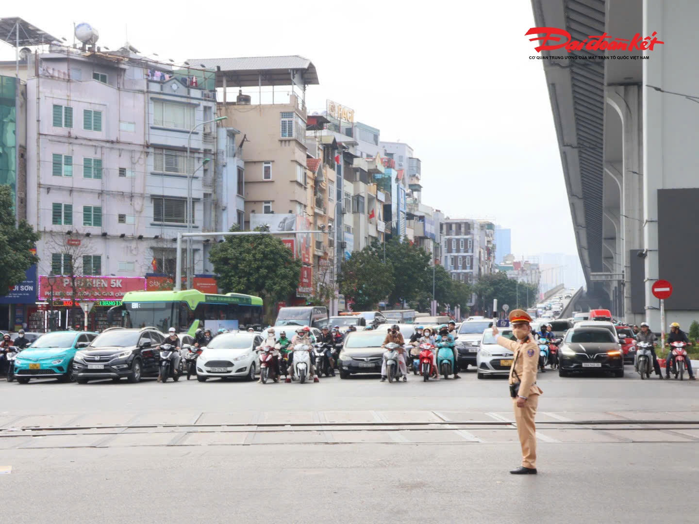 Phòng Cảnh sát giao thông khuyến cáo người dân khi qua các điểm giao cắt đường sắt cần tuyệt đối chấp hành đèn tín hiệu, rào chắn và hướng dẫn của lực lượng chức năng; không vì vội vàng mà vi phạm, tránh những hậu quả đáng tiếc có thể xảy ra.