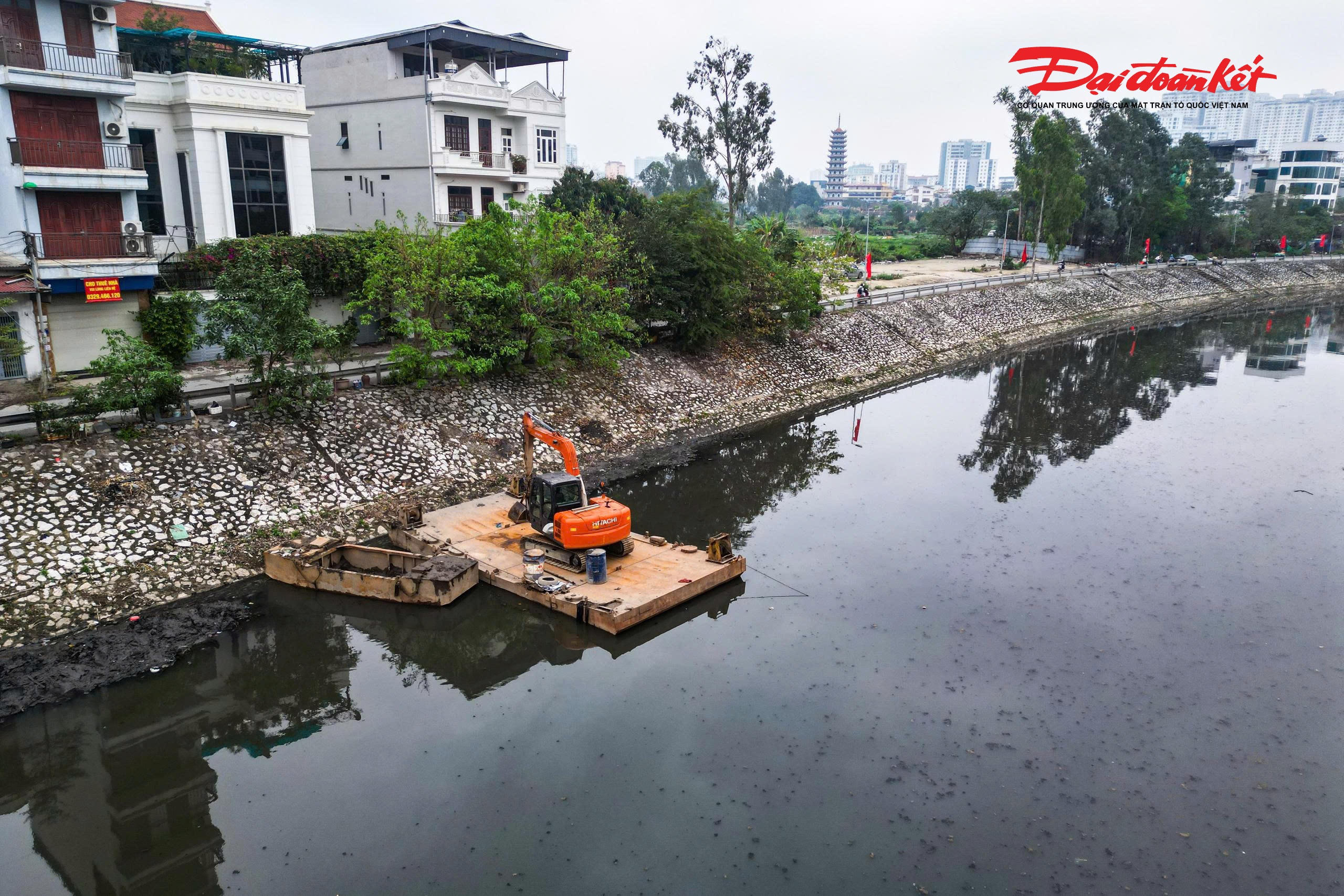 Theo kế hoạch, Công ty Thoát nước Hà Nội huy động đồng bộ phương tiện, nhân lực để triển khai trên chiều dài hơn 300m. Trên bờ, một xe hút bùn 4 tấn, 4 xe téc 7 tấn cùng 1 xe nước phục vụ thay nước làm mát cho máy hút hoạt động liên tục. Dưới lòng sông, một máy múc được bố trí trên phao nổi, phối hợp nhịp nhàng với tổ vận hành trên bờ để tiến hành nạo vét bùn thải, khơi thông dòng chảy.