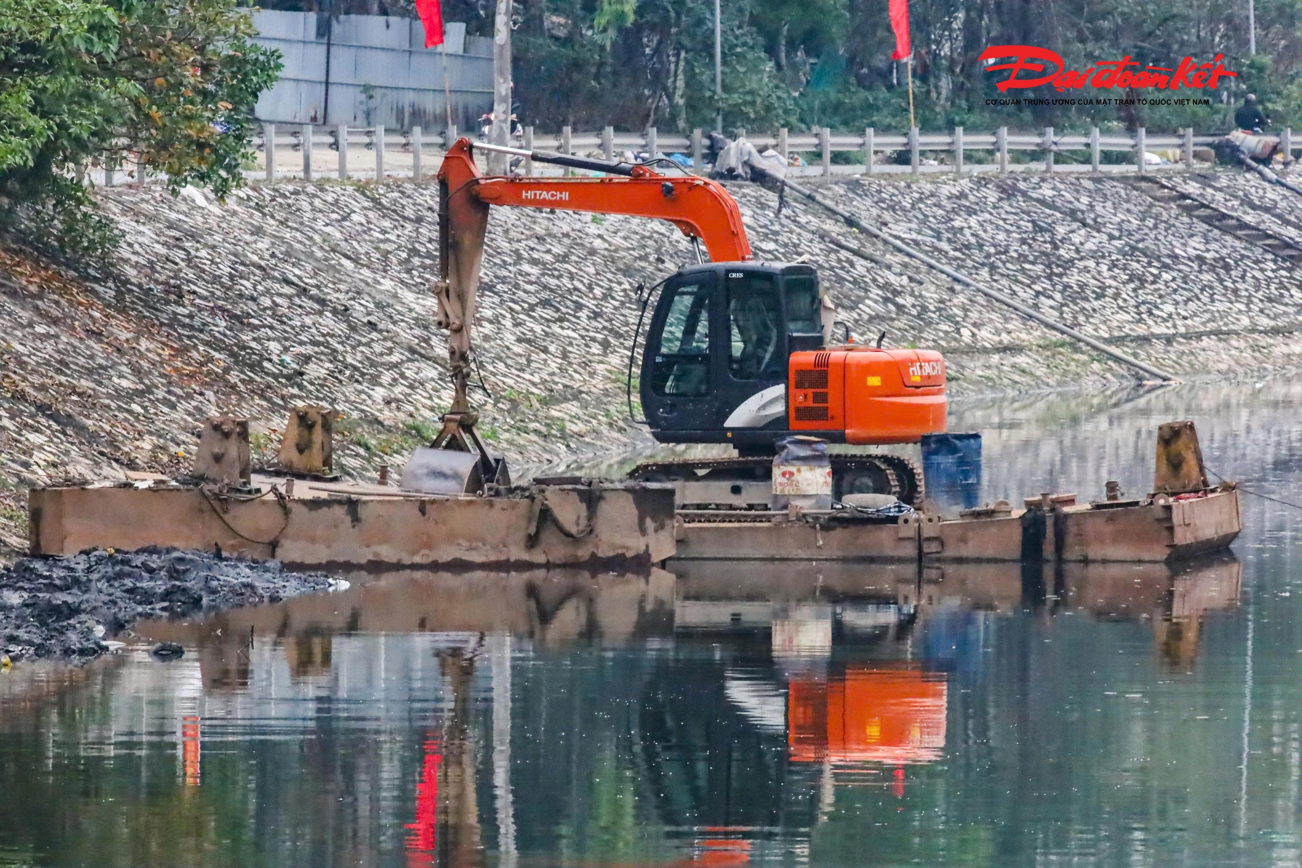 Thực hiện lệnh khẩn cấp của TP Hà Nội, công tác nạo vét sông Kim Ngưu, sông Cầu Bây (phường Long Biên) và hạ lưu sông Tô Lịch đang được triển khai xuyên ngày đêm.