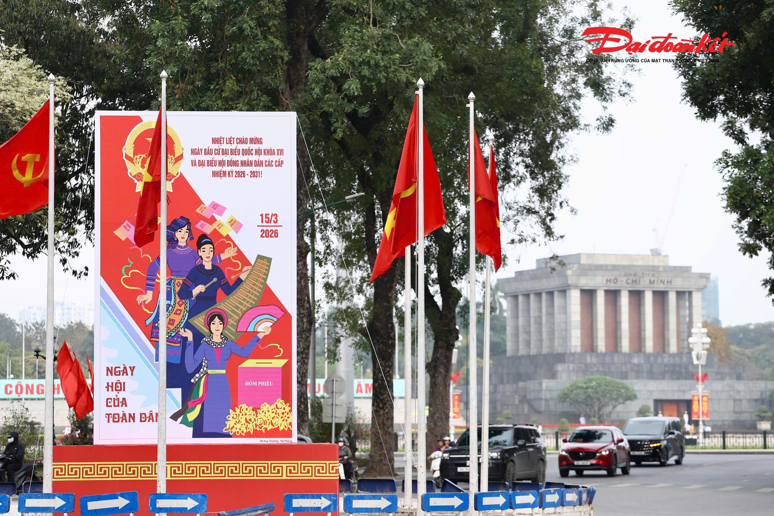 Trên các đường, phố của Hà Nội hàng trăm tấm pano cỡ lớn cùng băng rôn, khẩu hiệu đã và đang được gấp rút lắp đặt trang trọng, thể hiện khí thế, sự mong đợi, niềm tin của người dân Hà Nội về cuộc bầu cử diễn ra vào ngày 15/3 tới đây.