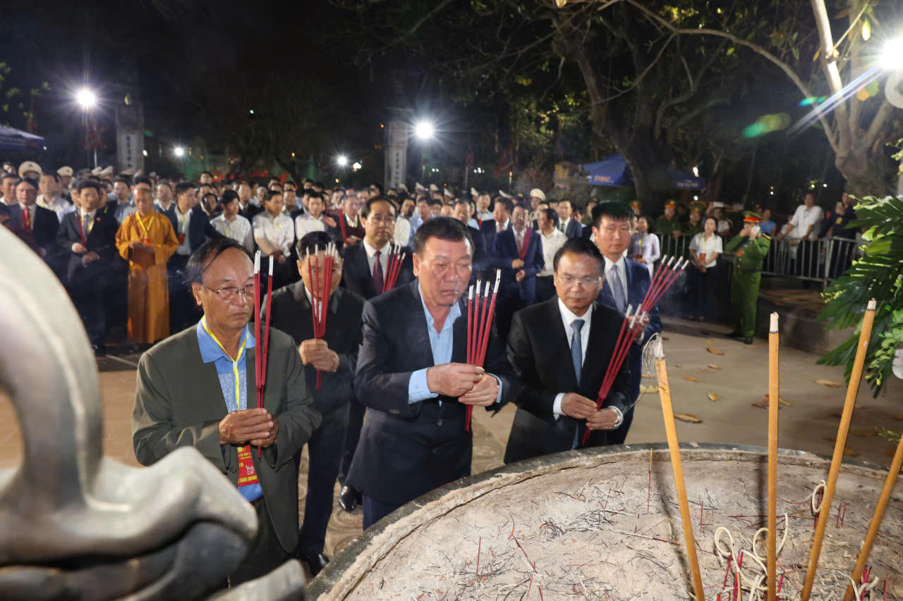 Tổng thanh tra Chính phủ Đoàn Hồng Phong; lãnh đạo tỉnh Ninh Bình dâng hương. Ảnh: Duy Hưng