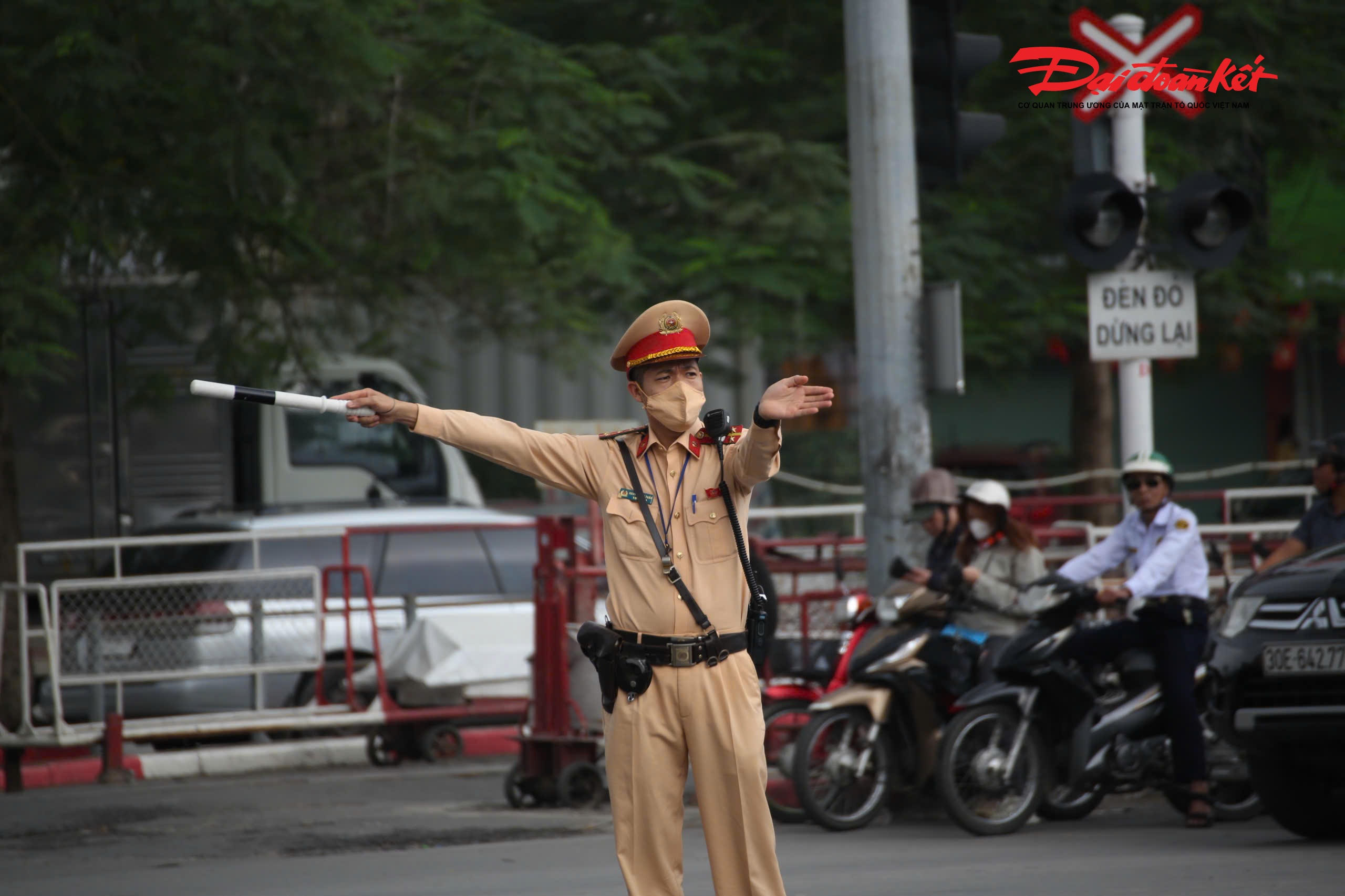 Thiếu tá Trần Ngọc Trung, Đội trưởng Đội CSGT đường bộ số 4 cho biết, cùng với việc duy trì tuần tra, kiểm soát và xử lý nghiêm các hành vi vi phạm là nguyên nhân trực tiếp gây ùn tắc, tai nạn giao thông, lực lượng làm nhiệm vụ trên tuyến còn thường xuyên hỗ trợ, giúp đỡ người dân khi tham gia giao thông, kịp thời xử lý các tình huống phát sinh. Những việc làm thiết thực, trách nhiệm đã góp phần lan tỏa hình ảnh đẹp của CSGT Thủ đô trên các tuyến đường “ba nhất”.