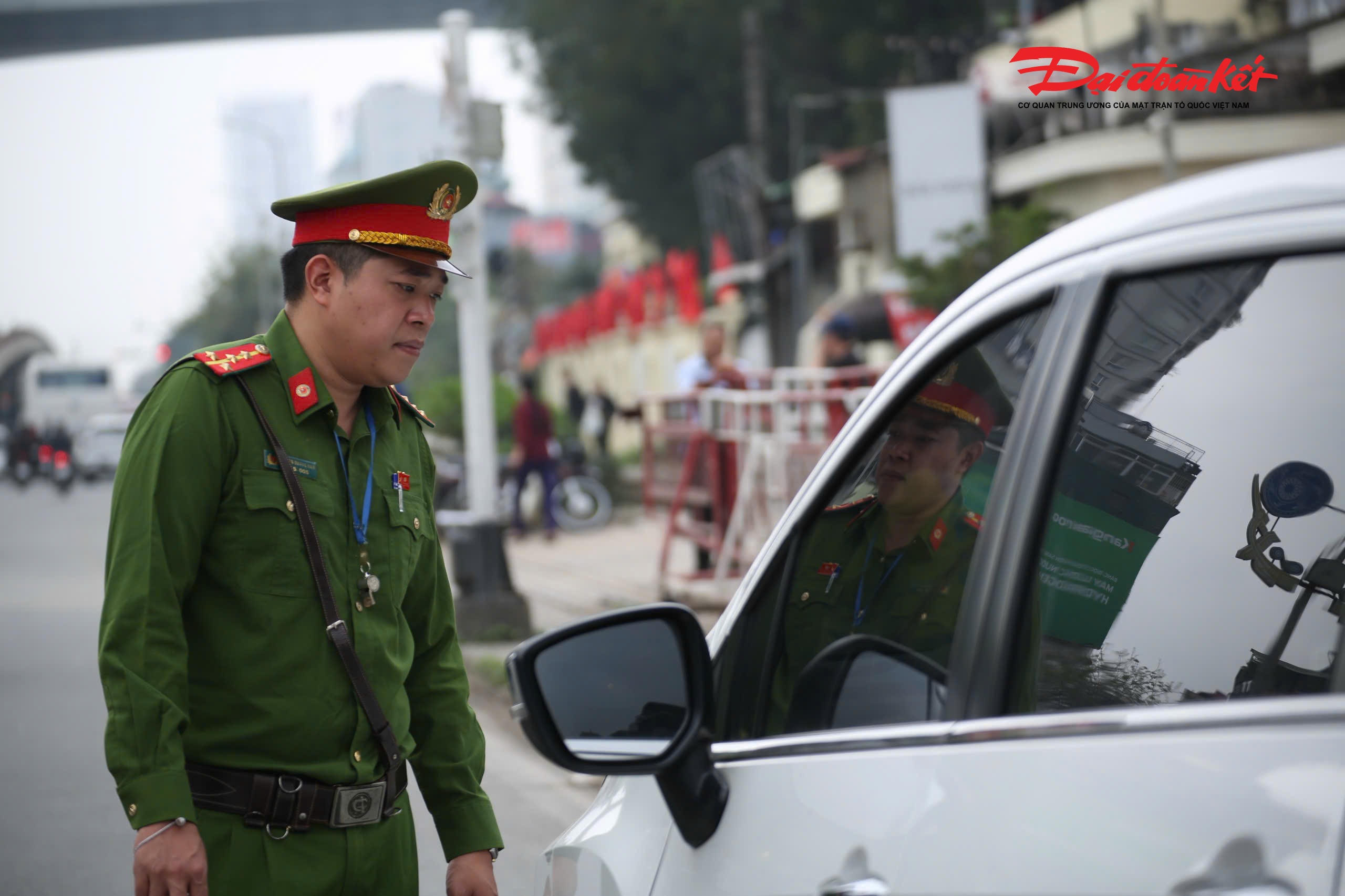 Công an phường Kim Liên tăng cường bảo đảm trật tự đô thị khu vực trước cổng Bệnh viện Bạch Mai.