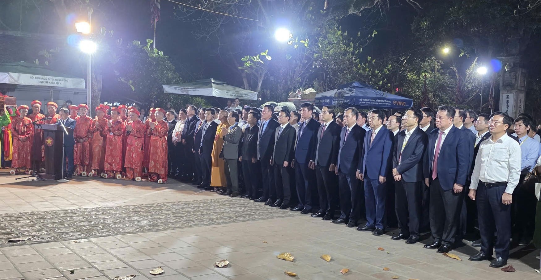 Lãnh đạo một số ban, bộ, ngành ở Trung ương; tập thể lãnh đạo tỉnh Ninh Bình tham dự lễ dâng hương tưởng nhớ vương triều Trần, các vị vua triều Trần, tưởng nhớ Quốc công tiết chế Hưng đạo Đại vương Trần Quốc Tuấn, do UBND phường Nam Định tổ chức đêm ngày 14 tháng giêng. Ảnh: Duy Hưng.