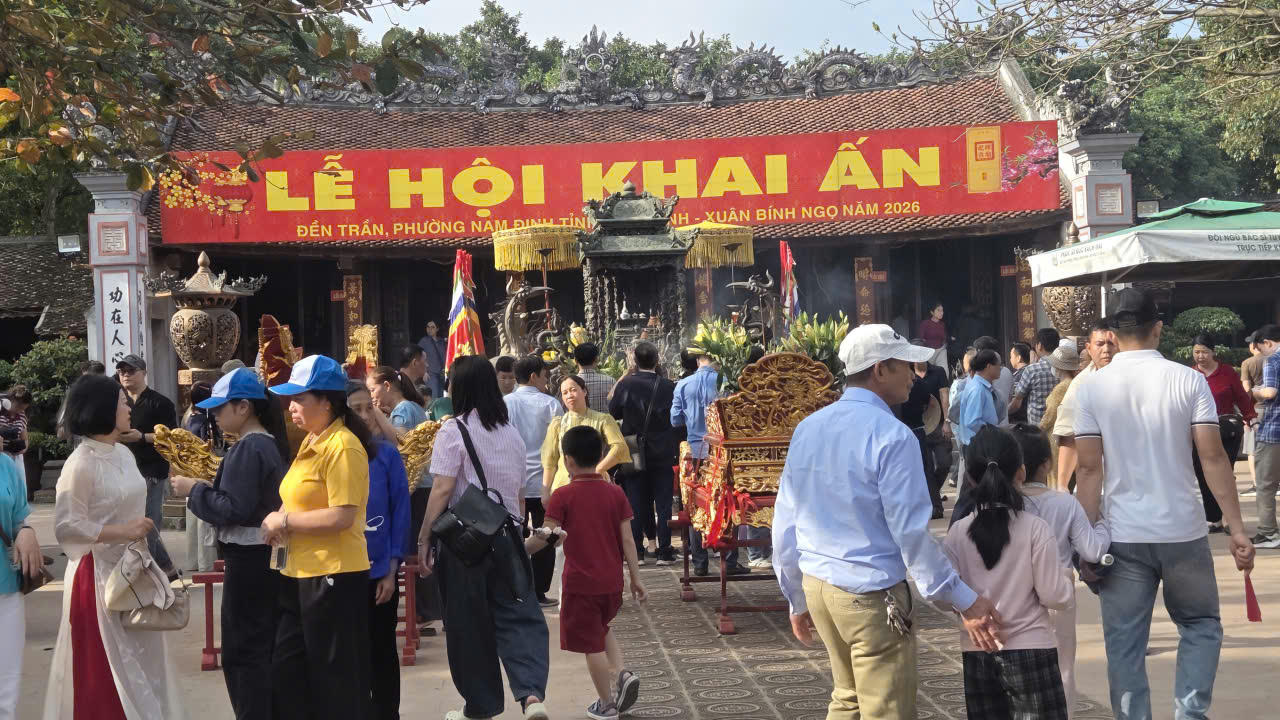 Đền Thiên Trường những ngày diễn ra lễ hội khai ấn. Ảnh: Duy Hưng
