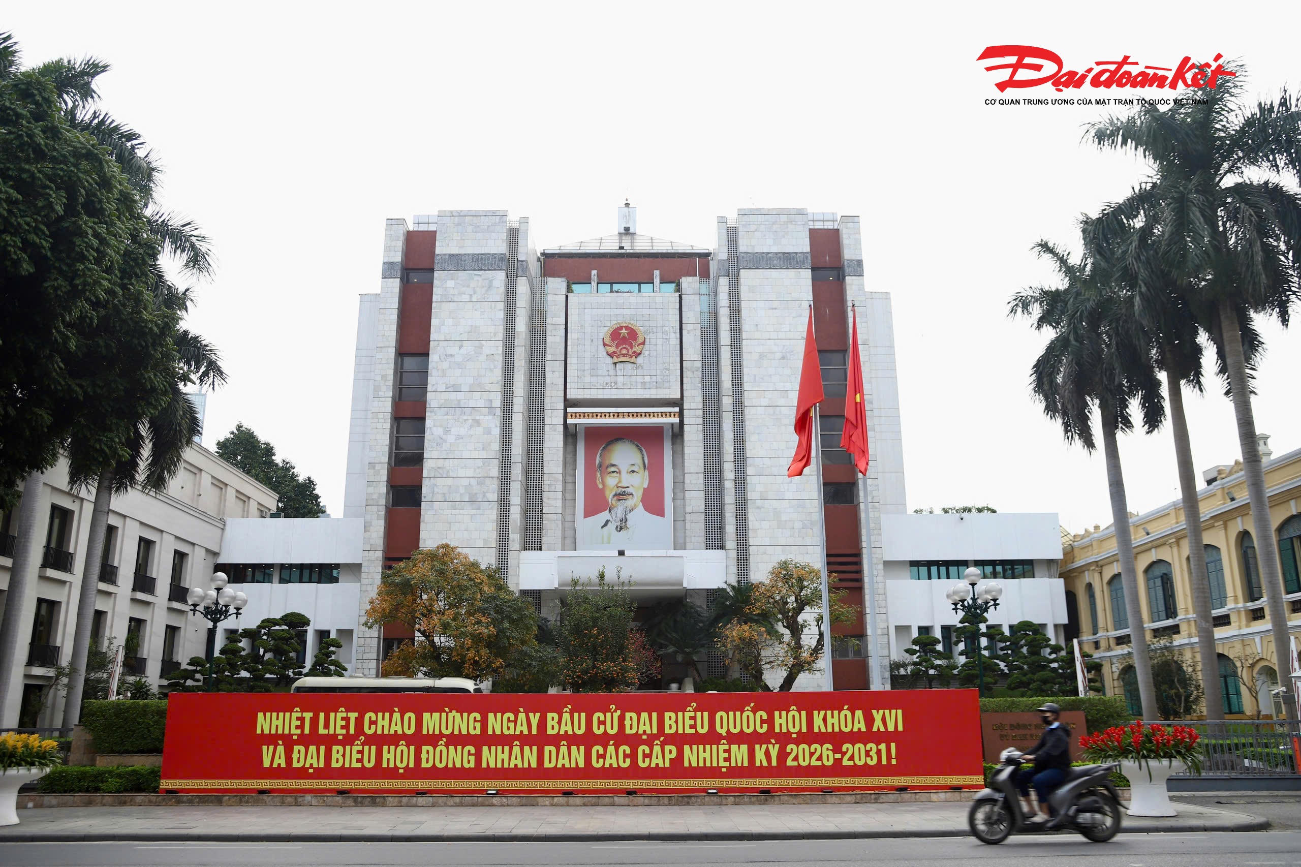 Tại trụ sở UBND thành phố Hà Nội, khẩu hiệu chào mừng bầu cử được treo trang trọng ở vị trí trung tâm, thể hiện tinh thần nghiêm túc, trách nhiệm và khí thế hướng về ngày hội lớn của cử tri Thủ đô.