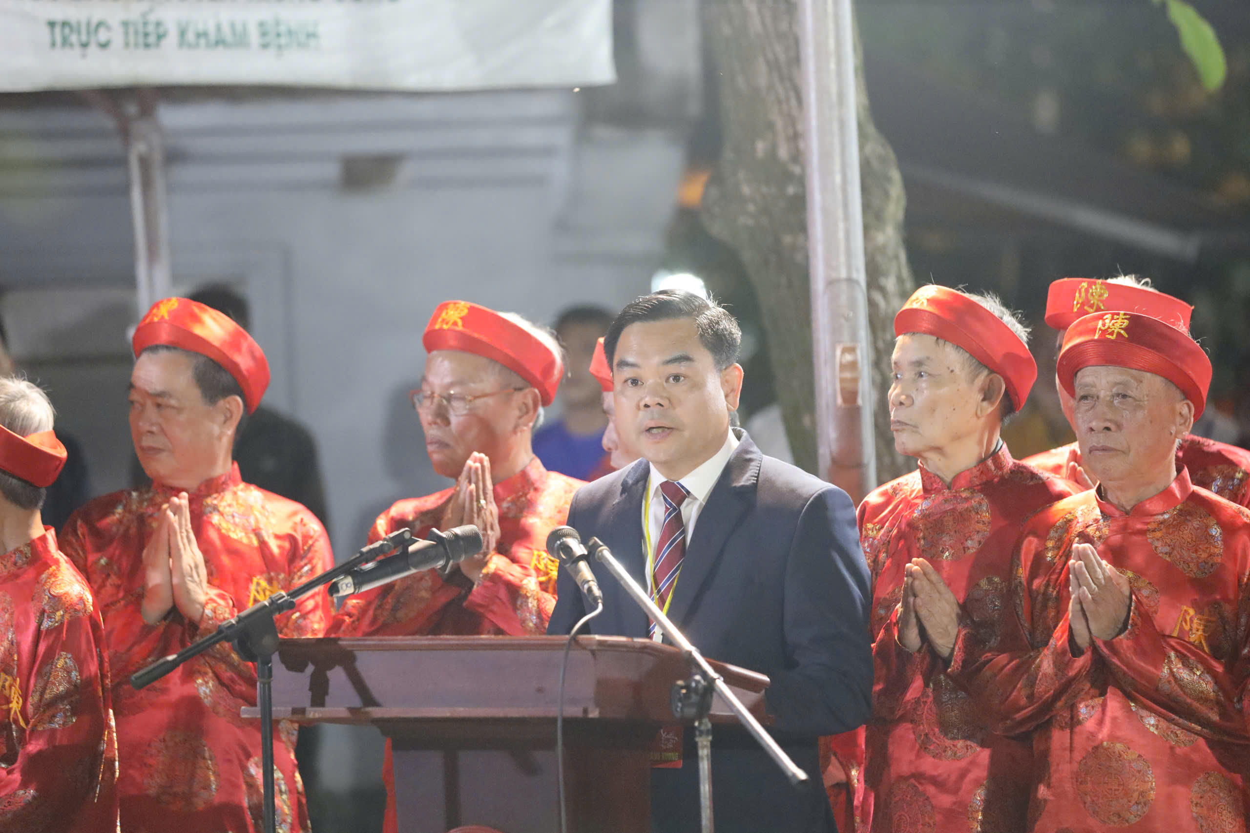 Chủ tịch UBND phường Nam Định Phạm Hồng Thái phát biểu tại lễ dâng hương. Ảnh: Duy Hưng 