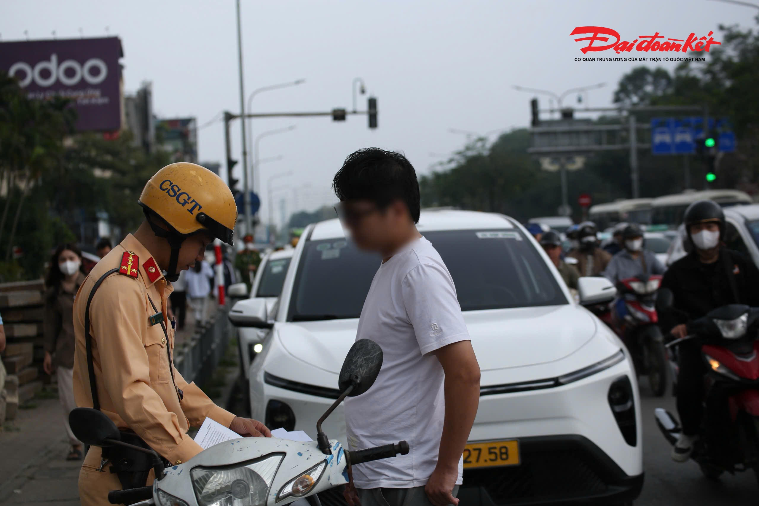 Trong ca công tác sáng nay (2/3), lực lượng chức năng đã xử lý 6 trường hợp ô tô dừng, đỗ sai quy định.