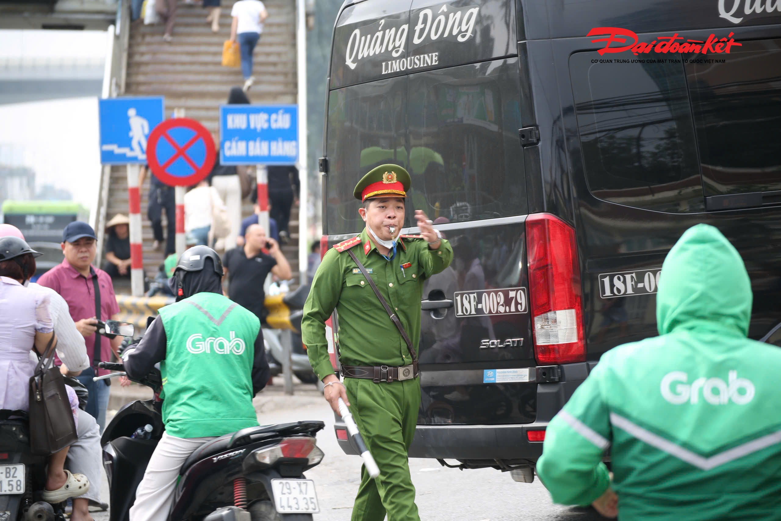 Tại khu vực cổng Bệnh viện Bạch Mai – điểm từng phức tạp về ùn tắc và lấn chiếm vỉa hè, lòng đường – tình hình nay đã chuyển biến rõ rệt. Nhờ duy trì lực lượng thường xuyên, kết hợp tuyên truyền, nhắc nhở và xử lý nghiêm vi phạm, ý thức người dân được nâng cao, trật tự khu vực trước cổng bệnh viện, từng bước ổn định, nền nếp.