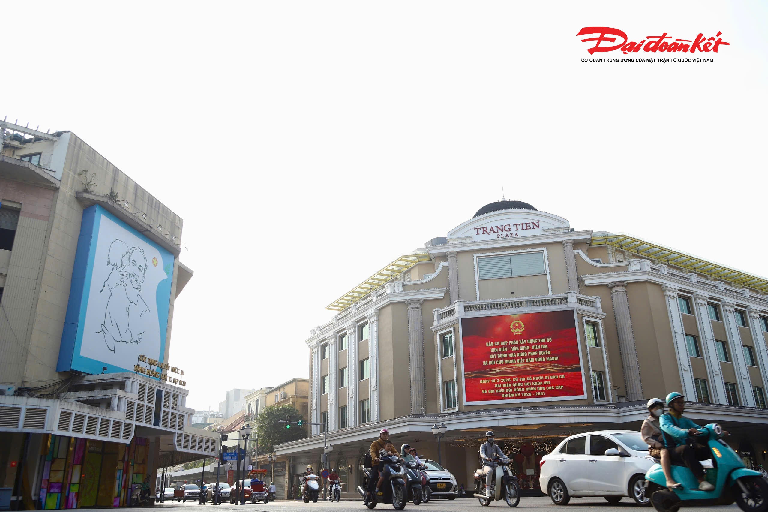 Tại khu vực ngã tư Tràng Tiền, hệ thống màn hình cũng đồng loạt phát các nội dung tuyên truyền về bầu cử, góp phần tăng hiệu ứng trực quan, lan tỏa thông tin rộng rãi tới người dân và du khách.