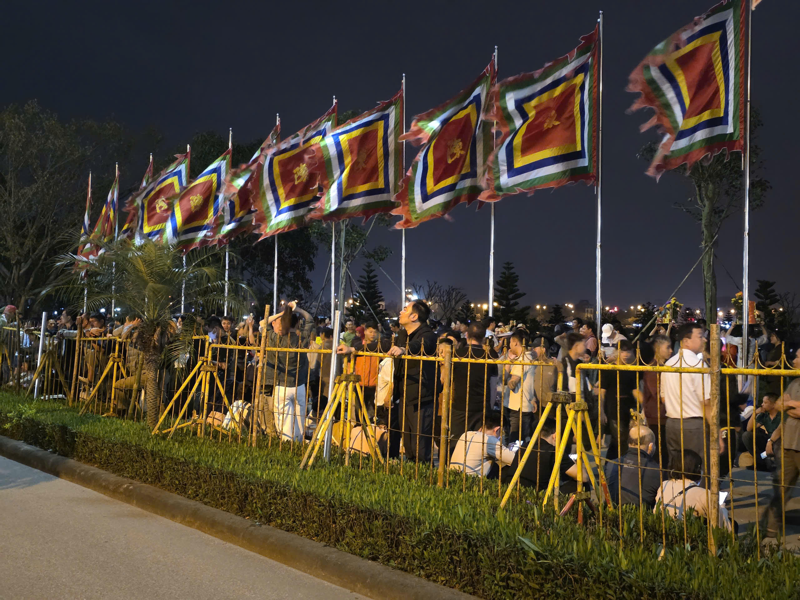 An ninh tại đền Trần trong đêm diễn ra nghi lễ khai ấn được chính quyền địa phương siết chặt. Ảnh: Duy Hưng. 