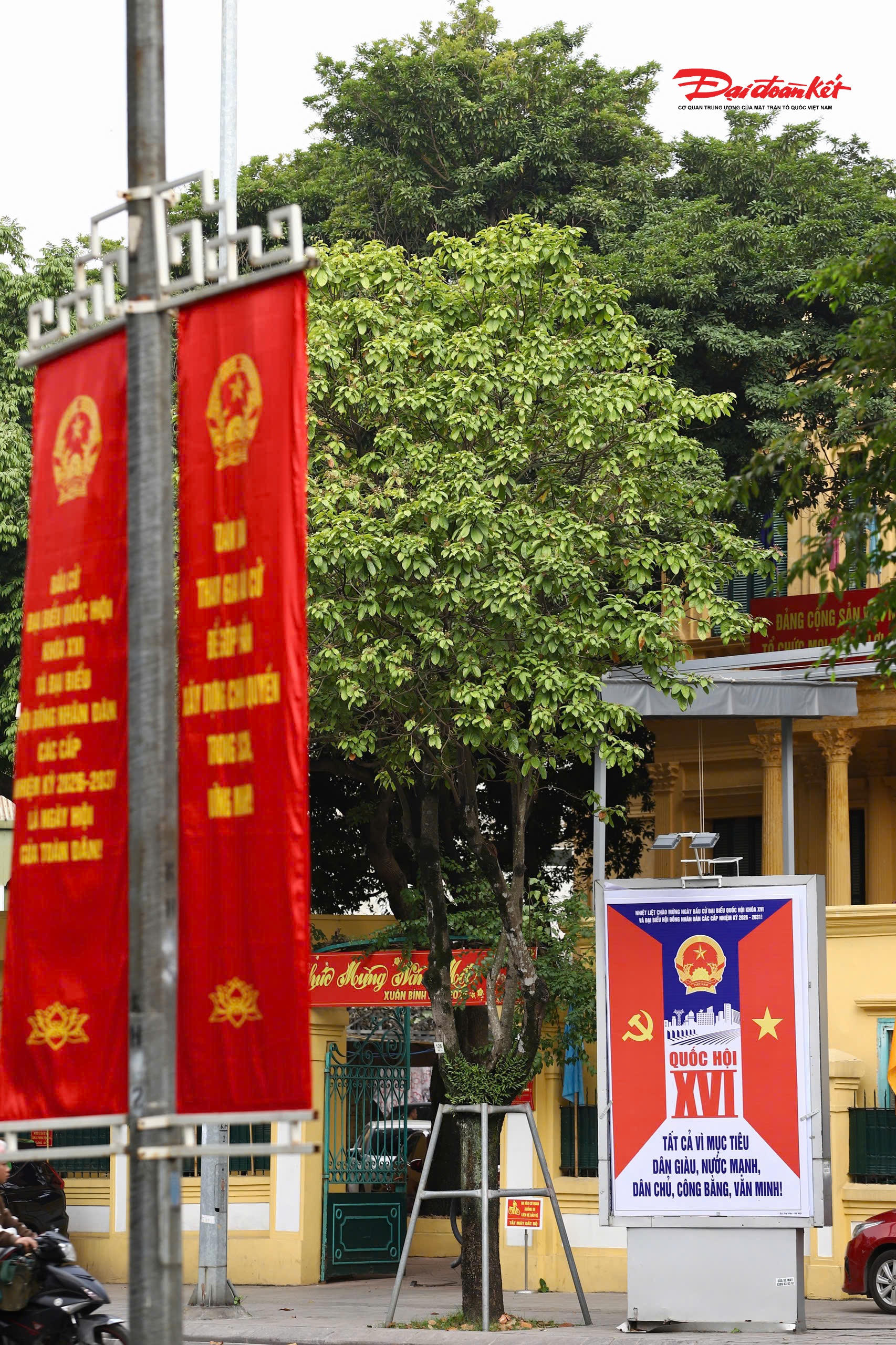 Những cụm pano cổ động được thiết kế bắt mắt, kết hợp hài hòa giữa màu sắc và thông điệp tuyên truyền về ngày hội ý nghĩa của non sông.