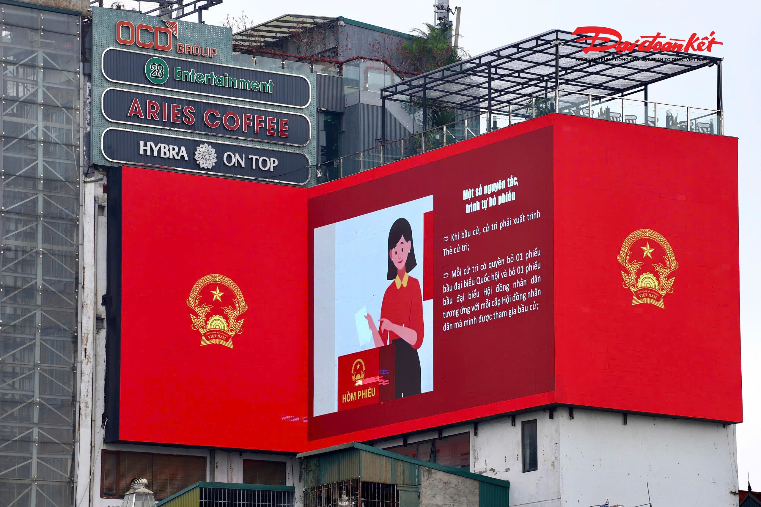 Tại nút giao Ô Chợ Dừa, các bảng điện tử quảng cáo cỡ lớn cũng đồng loạt hiển thị nội dung tuyên truyền về nguyên tắc, lưu ý khi tham gia bỏ phiếu, góp phần cung cấp thông tin chính thống, dễ tiếp cận và dễ ghi nhớ cho người dân.