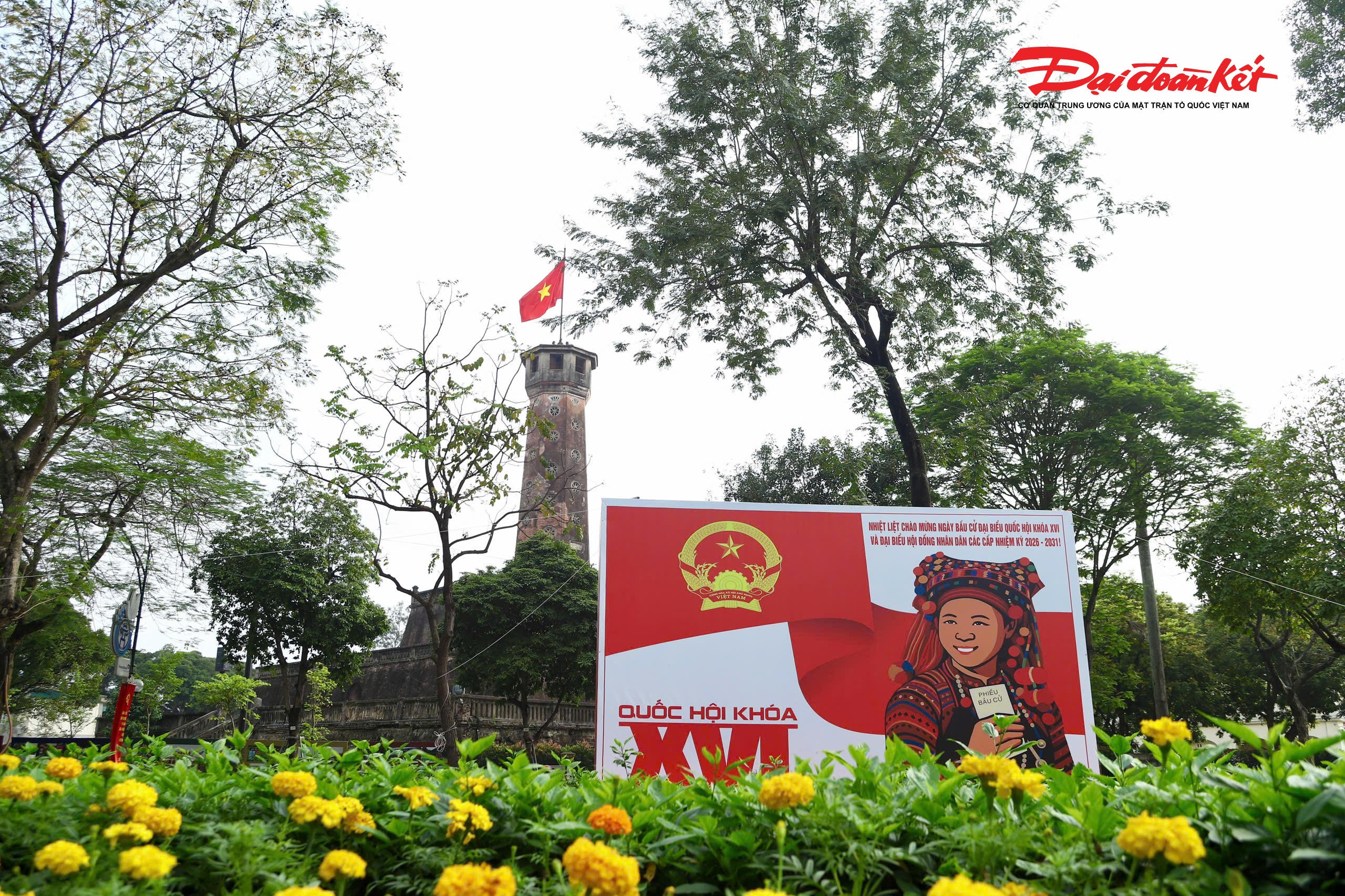 Tại nhiều khu vực công cộng, vườn hoa, công viên trên địa bàn thành phố, hệ thống pano, băng rôn, khẩu hiệu tuyên truyền cũng được bố trí đồng bộ, tạo điểm nhấn trực quan, góp phần lan tỏa không khí phấn khởi, hướng về ngày bầu cử.