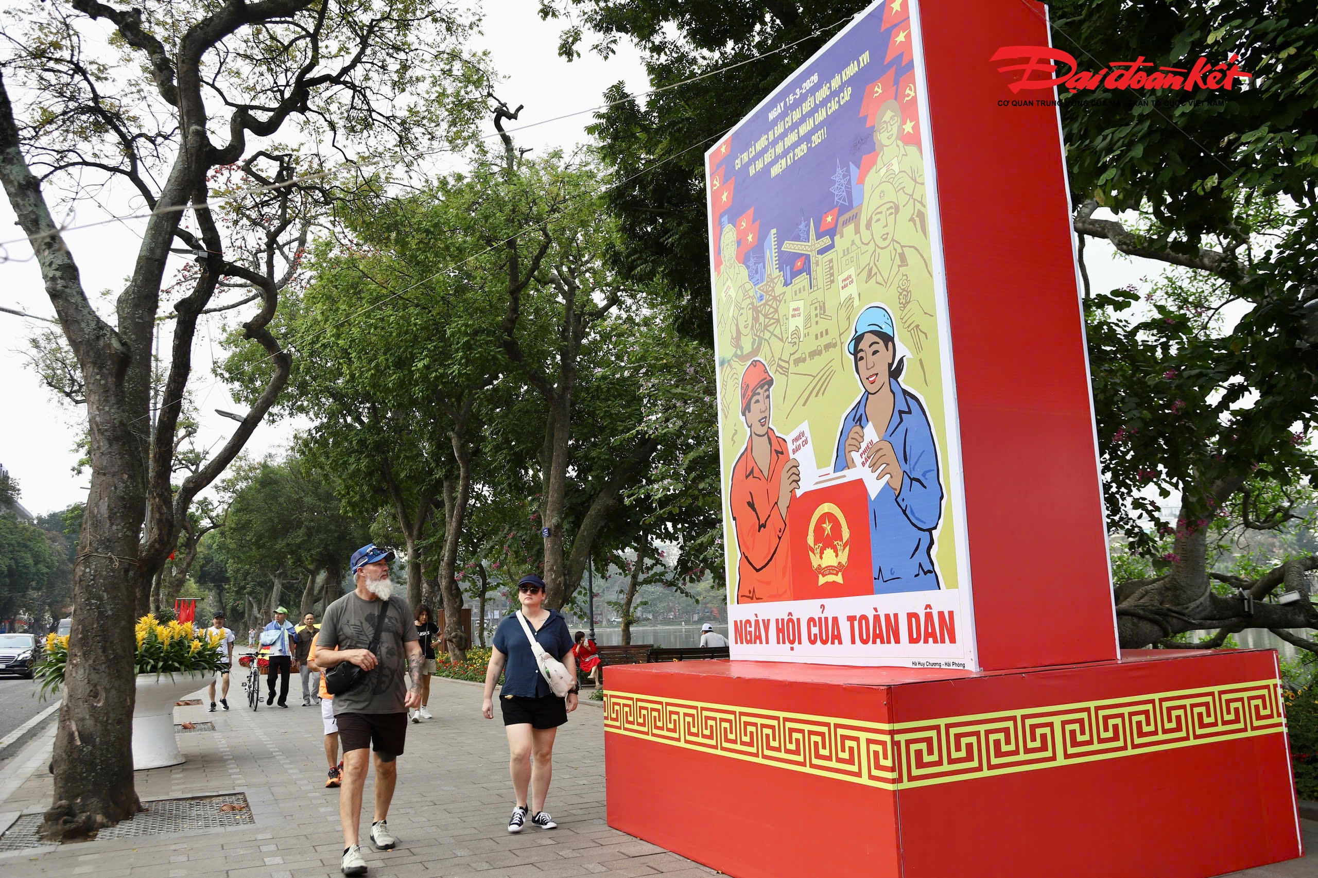 Tại khu vực quanh hồ Hoàn Kiếm như Bưu điện Hà Nội, Tràng Tiền Plaza, các cụm pano nhiều mặt đang được hoàn thiện khẩn trương với thiết kế hài hòa về màu sắc, thông điệp rõ ràng, trang trọng. Tại nút giao Điện Biên Phủ – Tôn Thất Đảm – Chùa Một Cột – Chu Văn An, khu vực gần Lăng Chủ tịch Hồ Chí Minh và nhiều điểm trung tâm khác, các pano cỡ lớn cũng đã được lắp đặt, bảo đảm yêu cầu kỹ thuật, an toàn và mỹ quan đô thị.