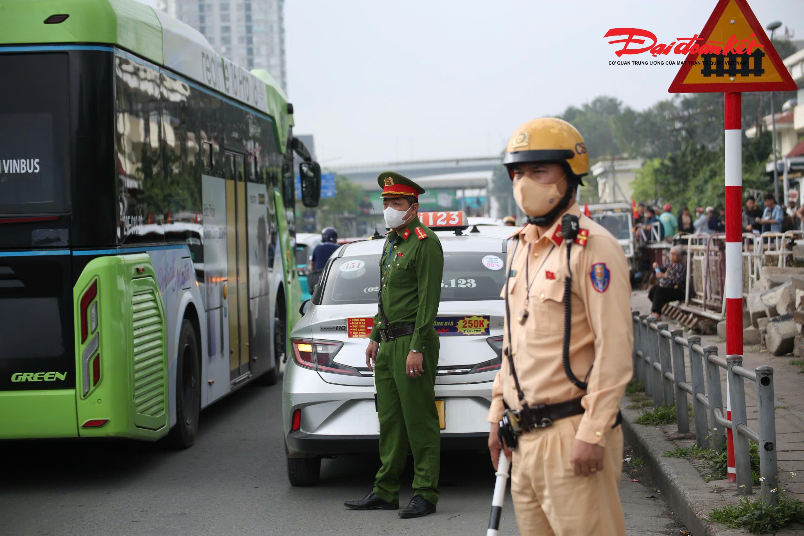 Sáng 2/3/2026, Đội CSGT đường bộ số 4 phối hợp Công an phường Kim Liên tuần tra, kiểm soát và xử lý vi phạm về trật tự an toàn giao thông, trật tự đô thị trên tuyến Giải Phóng. Các lỗi như dừng, đỗ sai quy định, lấn chiếm vỉa hè, chở hàng cồng kềnh, đi sai làn… được phát hiện và xử lý nghiêm, góp phần giữ giao thông thông suốt.