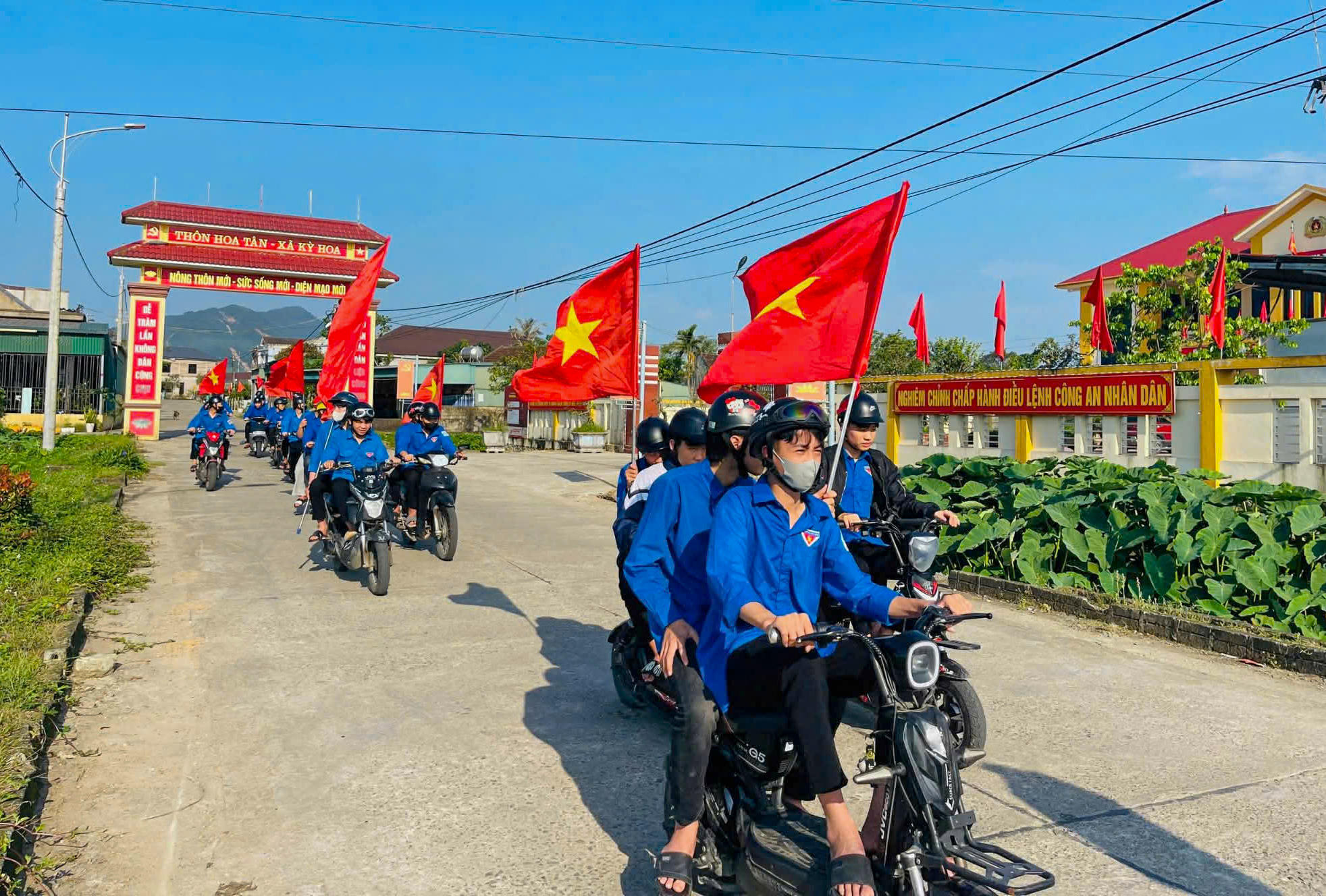 Đoàn viên thanh niên tham gia diễu hành tuyên truyền, góp phần tạo khí thế sôi nổi tại địa phương.