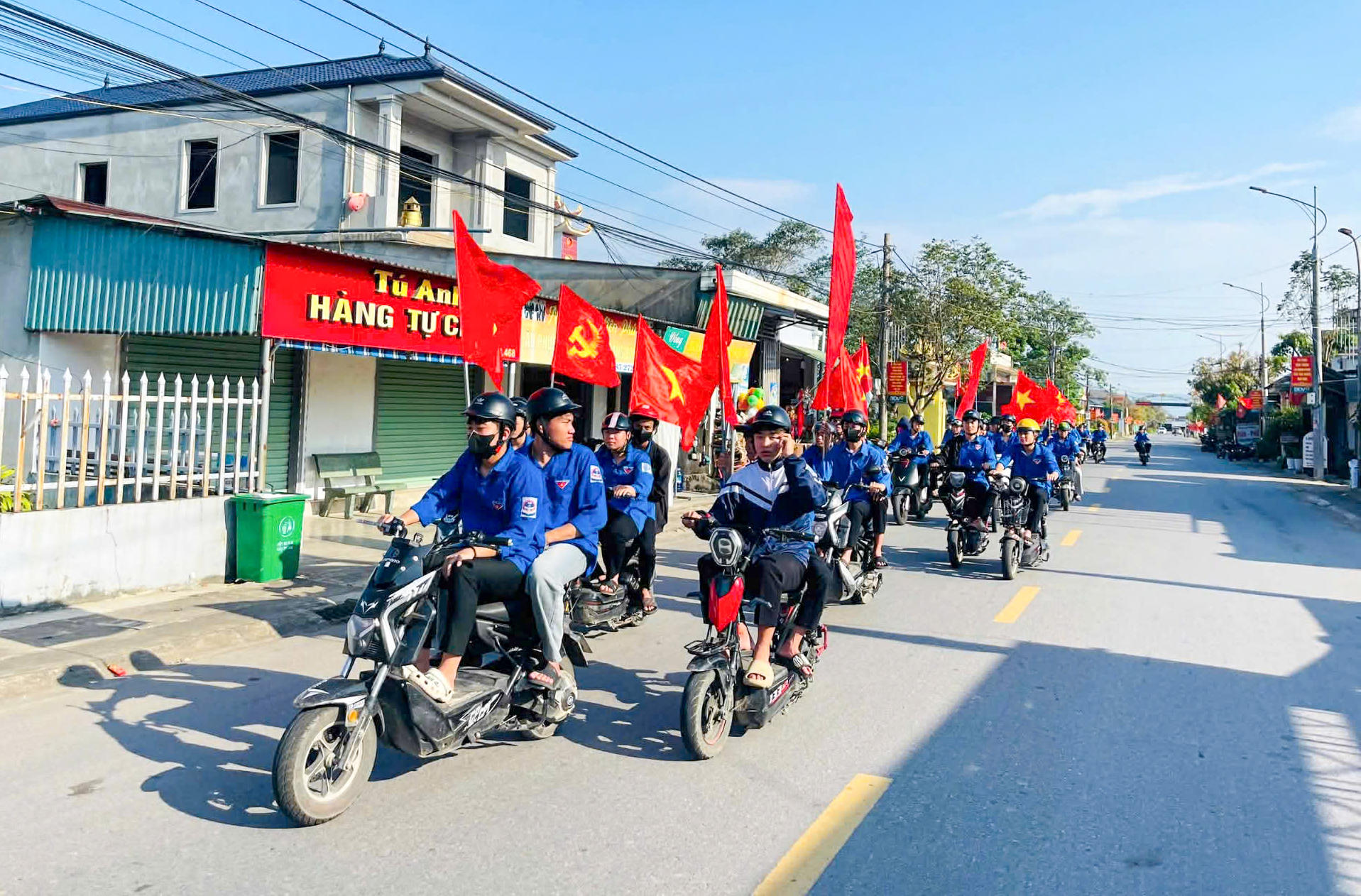 Phong trào treo cờ Tổ quốc và diễu hành tuyên truyền lan tỏa rộng khắp các địa phương.