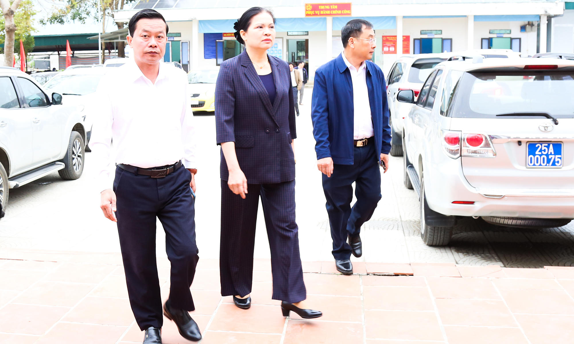 Sáng 5/3, tại hội trường nhà văn hóa xã Mường Khoa (Lai Châu), Ủy viên Ban Chấp hành Trung ương Đảng, Phó Chủ tịch - Tổng Thư ký Ủy ban Trung ương MTTQ Việt Nam Hà Thị Nga có buổi tiếp xúc cử tri tại xã Mường Khoa.