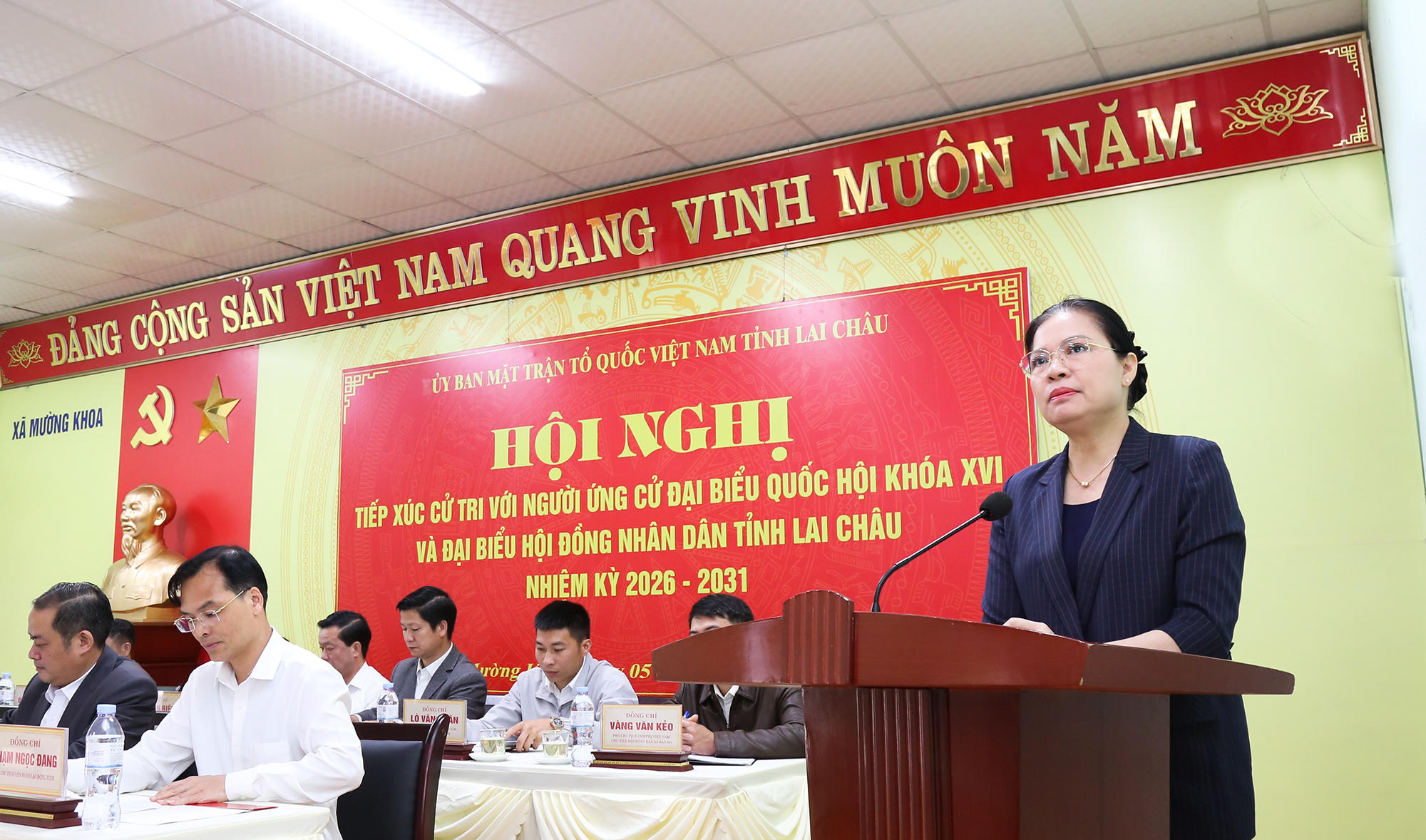 Tại buổi tiếp xúc, bà Hà Thị Nga bày tỏ sự phấn khởi khi những năm qua Mường Khoa có tình hình phát triển kinh tế đạt nhiều kết quả, tỷ lệ hộ nghèo giảm, đời sống người dân ngày càng được nâng cao. Mặc dù vậy, Mường Khoa cũng như nhiều xã khác tại Lai Châu vẫn gặp nhiều khó khăn về cơ sở hạ tầng giao thông, việc làm cho một bộ phận trong độ tuổi lao động...