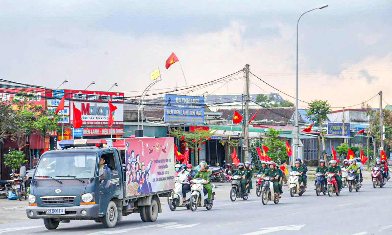 Đoàn xe diễu hành mang theo cờ Tổ quốc tại phường Vũng Áng tạo không khí sôi nổi trên nhiều tuyến đường.