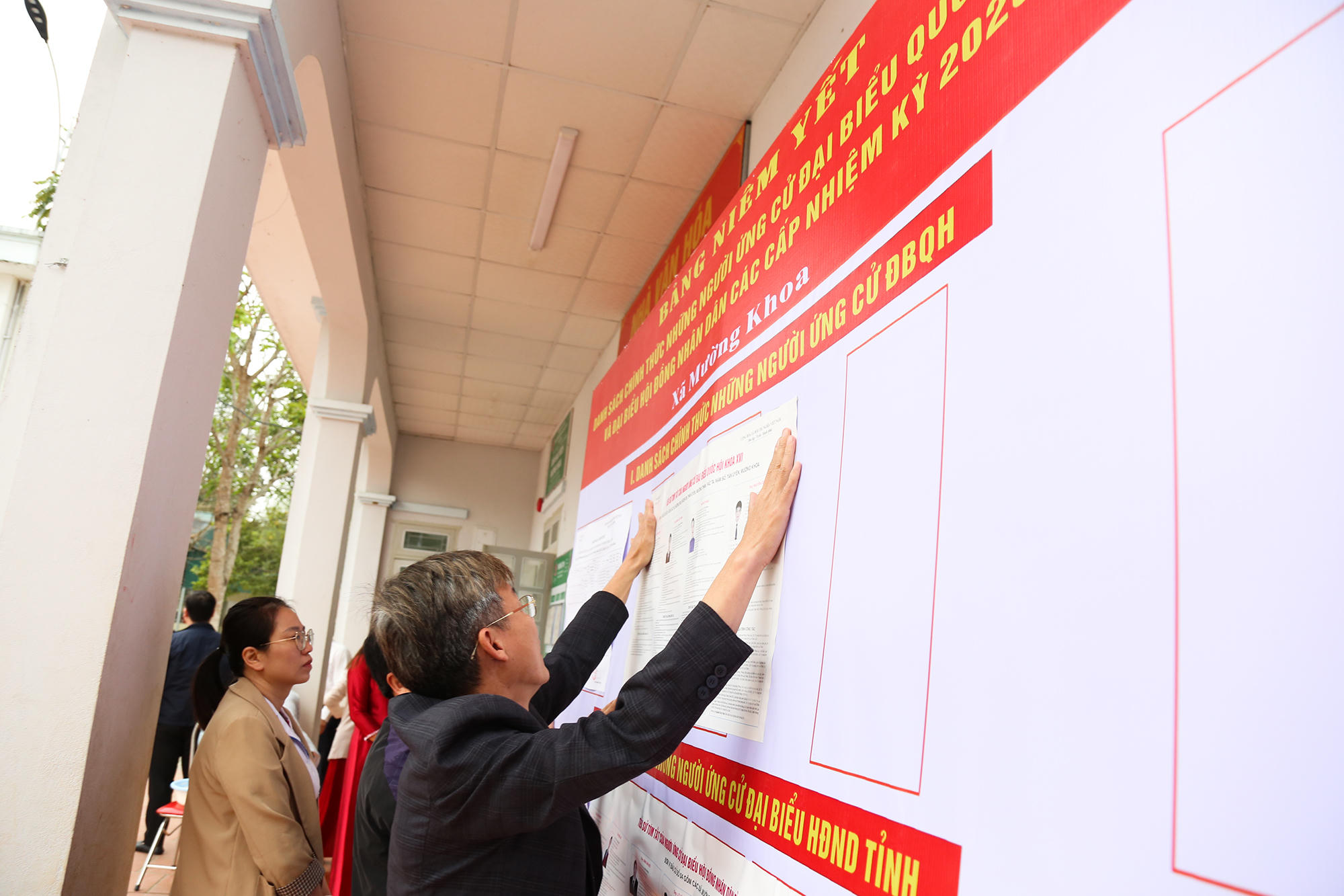 Công tác chuẩn bị được xã Mường Khoa chuẩn bị đầy đủ, kỹ lưỡng với bảng thông tin của các ứng viên ứng cử đại biểu Quốc hội khóa XVI, HĐND các cấp cùng danh sách các cử tri đủ tuổi bầu cử.