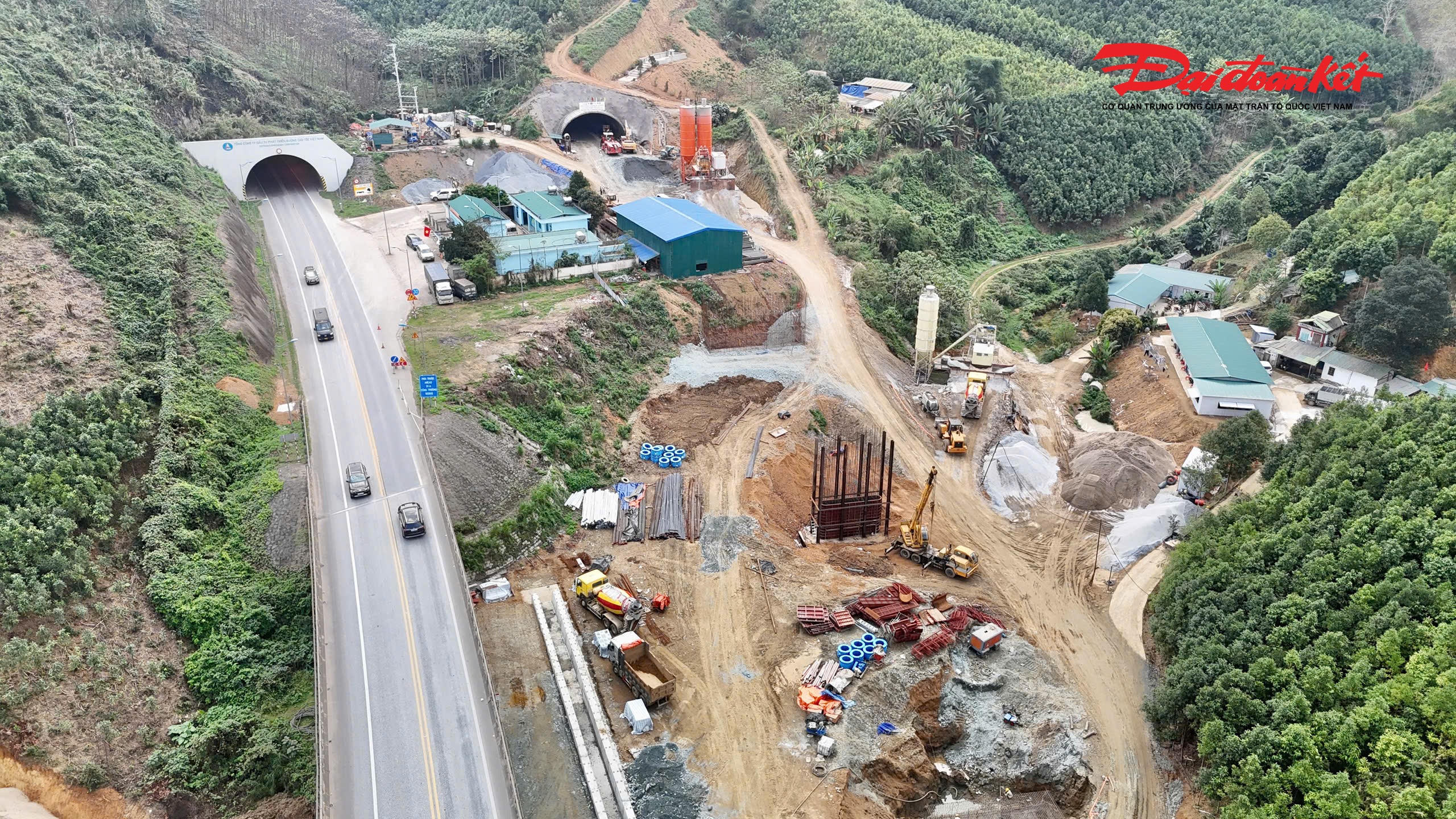 Theo thiết kế, mặt đường đoạn Yên Bái – Lào Cai sẽ được mở rộng từ 2 lên 4 làn xe, bề rộng 24m, có dải phân cách an toàn ở giữa. Dự án cũng bao gồm việc xây dựng thêm cầu, kéo dài các cống chui và nghiên cứu xây dựng hầm dài khoảng 530m để đáp ứng nhu cầu nâng cấp lên 6 làn xe trong tương lai.