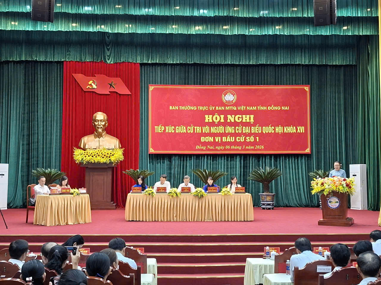 Các ứng cử viên ĐBQH, đơn vị bầu cử số 1 (tỉnh Đồng Nai) tiếp xúc cử tri. Ảnh: S.X