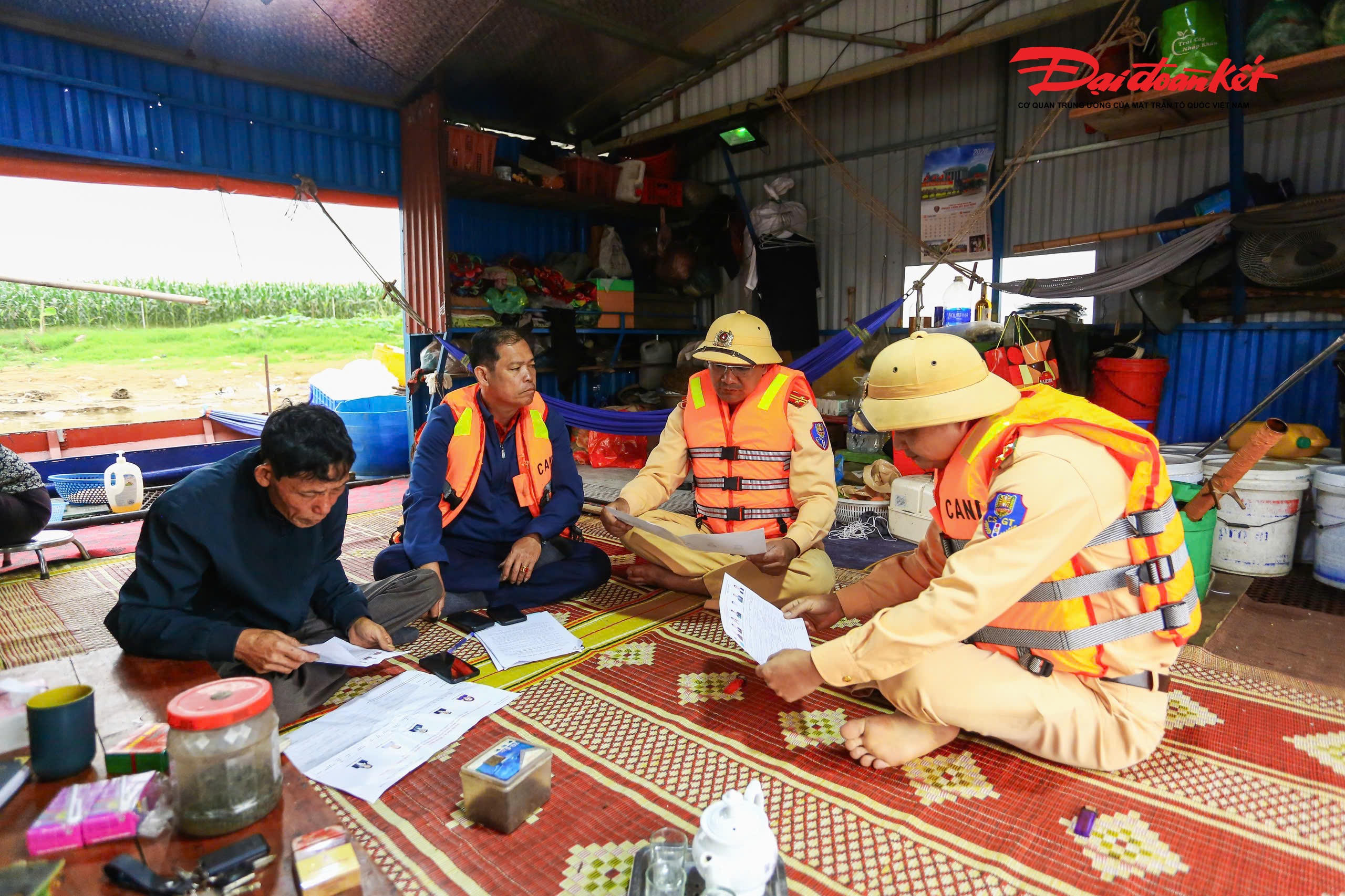 Thời gian qua, chính quyền các địa bàn ven sông trên địa bàn Hà Nội đã chủ động xây dựng kế hoạch tuyên truyền, rà soát nhân khẩu và lập danh sách cử tri theo đúng quy định để chuẩn bị cho ngày bầu cử. Tuy nhiên, do đặc thù nhiều hộ dân sinh sống trên thuyền, bè nổi và thường xuyên di chuyển theo con nước hoặc mùa vụ khai thác thủy sản, công tác tiếp cận từng hộ dân để cập nhật thông tin gặp không ít khó khăn.