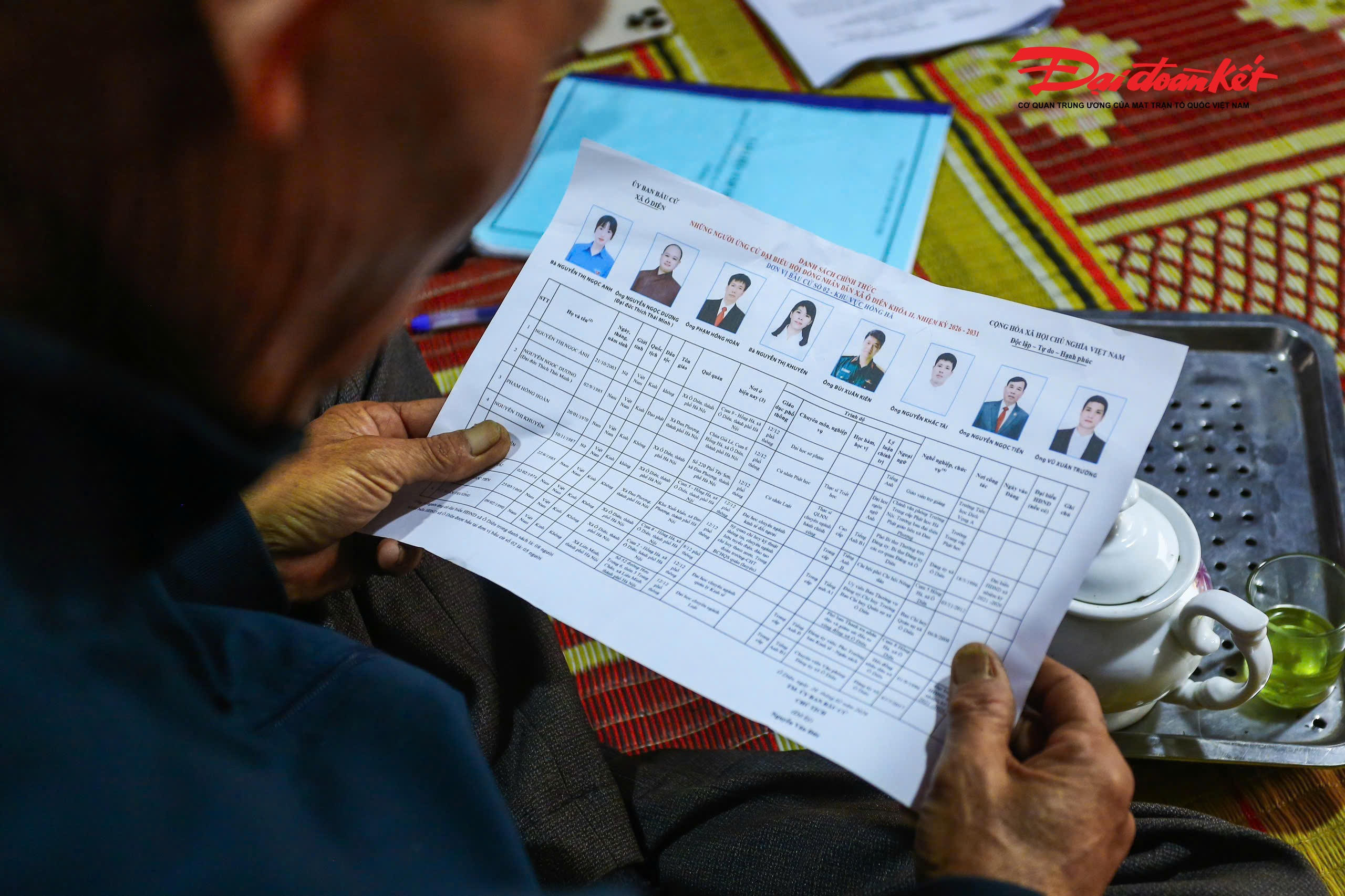 Cầm trên tay danh sách cử tri đã được cập nhật, anh Nguyễn Văn Nhật, ngư dân sinh sống lâu năm tại thôn Vạn Mỹ, cho biết trước đây gia đình anh khá lo lắng vì sinh sống trên thuyền, sợ thiếu thông tin về bầu cử.