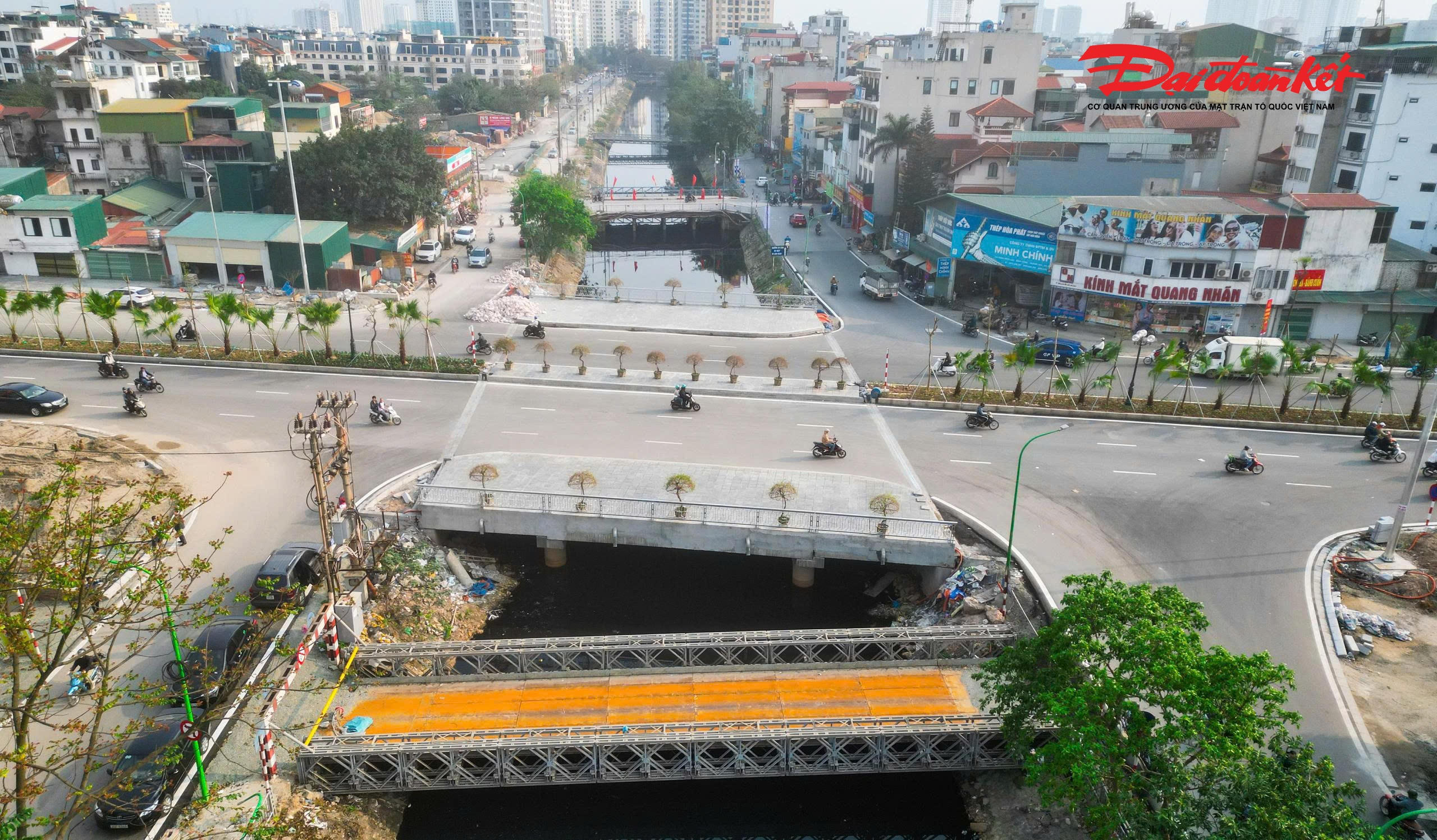 Trong thời gian triển khai xây dựng cầu L3 vượt sông Lừ, đơn vị thi công đã lắp đặt hai cầu sắt tạm để duy trì giao thông qua khu vực, đồng thời làm đường công vụ phục vụ việc vận chuyển vật liệu và tổ chức thi công.