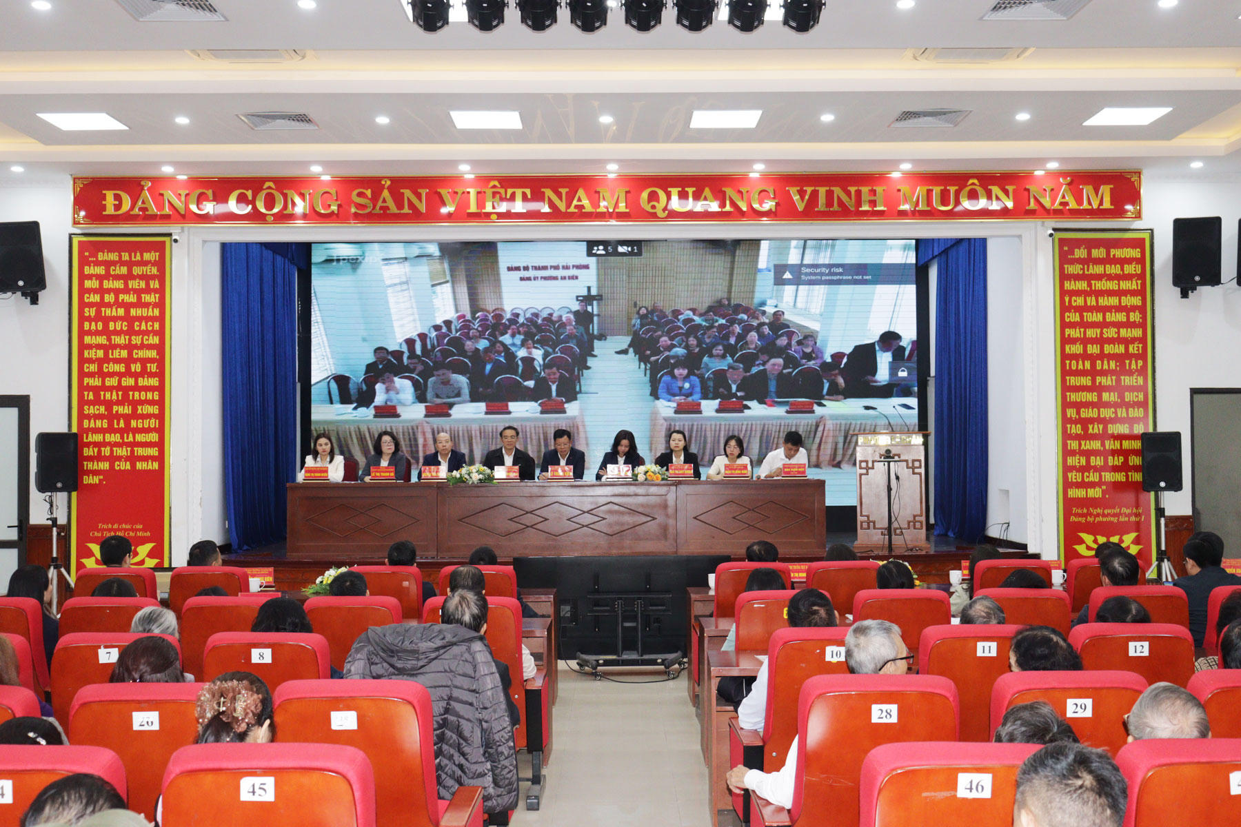 Hội nghị được tổ chức trực tiếp tại trụ sở phường Lê Chân&nbsp;đồng thời được kết nối trực tuyến đến một số điểm cầu thuộc phường Lê Chân và phường An Biên. Ảnh: PT.&nbsp;