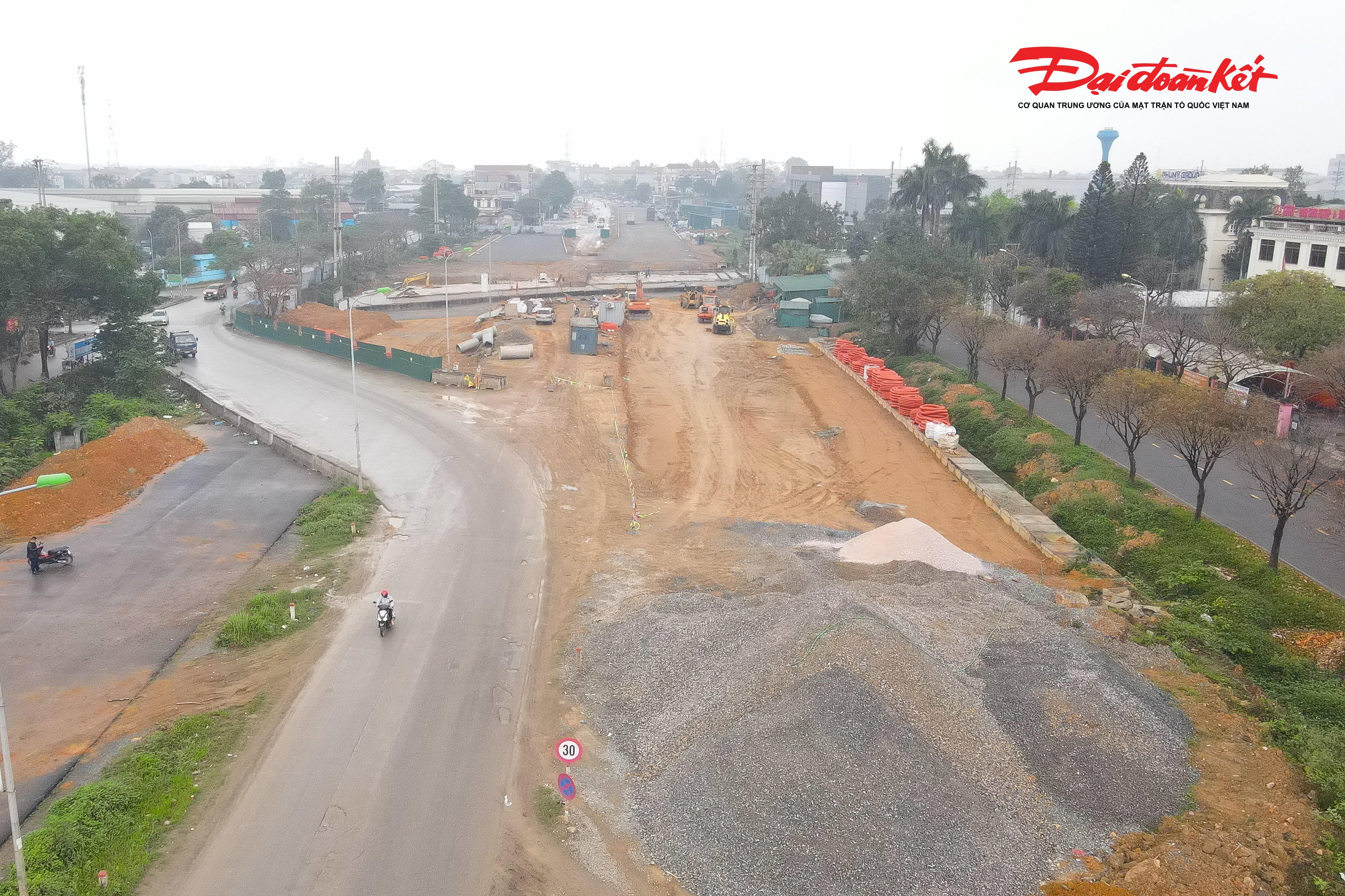 Ghi nhận của PV Báo Đại đoàn kết, trên công trường cho thấy việc thi công dự án vẫn diễn ra tại nhiều đoạn “xôi đỗ” do mặt bằng chưa được bàn giao liền mạch; các nhà thầu đang tập trung triển khai những hạng mục có đủ điều kiện, đồng thời chờ hoàn tất giải phóng mặt bằng để tổ chức thi công đồng bộ toàn tuyến.
