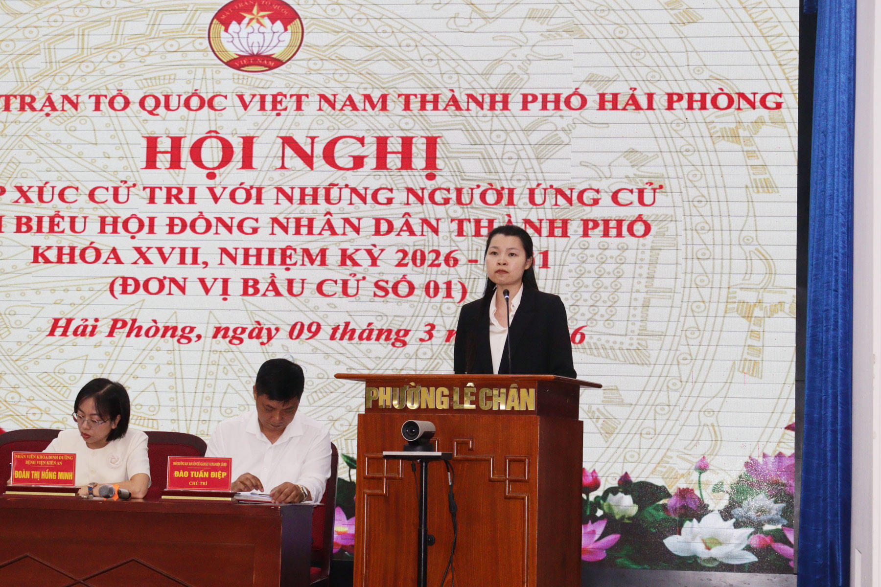 Bà Ngô Thị Thùy Dương, chuyên viên Ban Công tác phụ nữ, Ủy ban MTTQ Việt Nam thành phố trình bày Chương trình hành động.