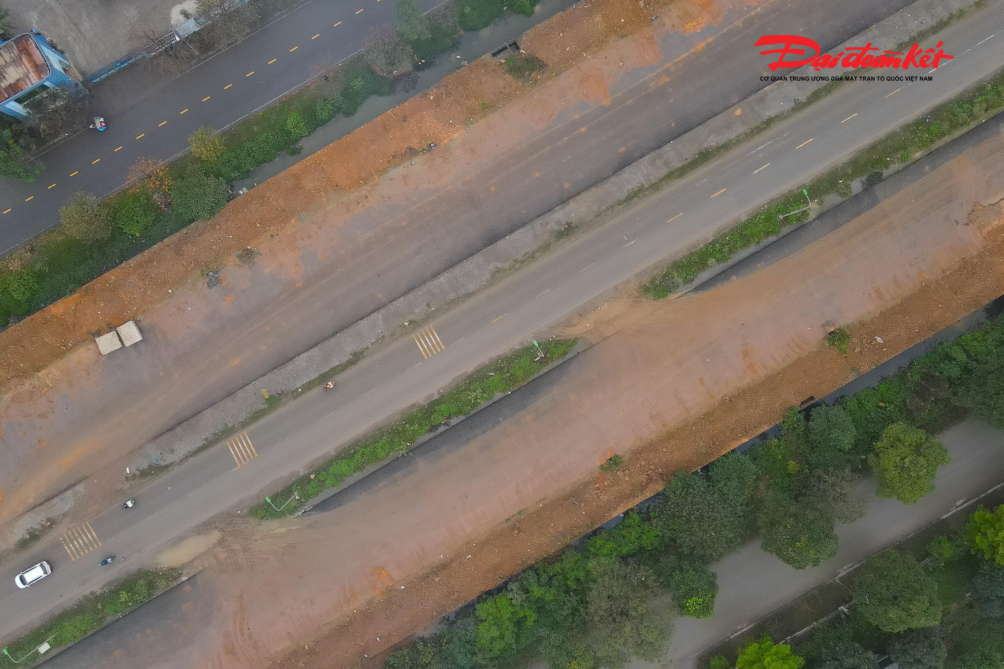 Ghi nhận tại xã Phú Nghĩa cho thấy một số đoạn tuyến đã được thảm nhựa, tạo thuận lợi cho quá trình tổ chức thi công và đi lại của người dân trong khu vực; các hạng mục còn lại đang tiếp tục được đẩy nhanh tiến độ hoàn thiện.