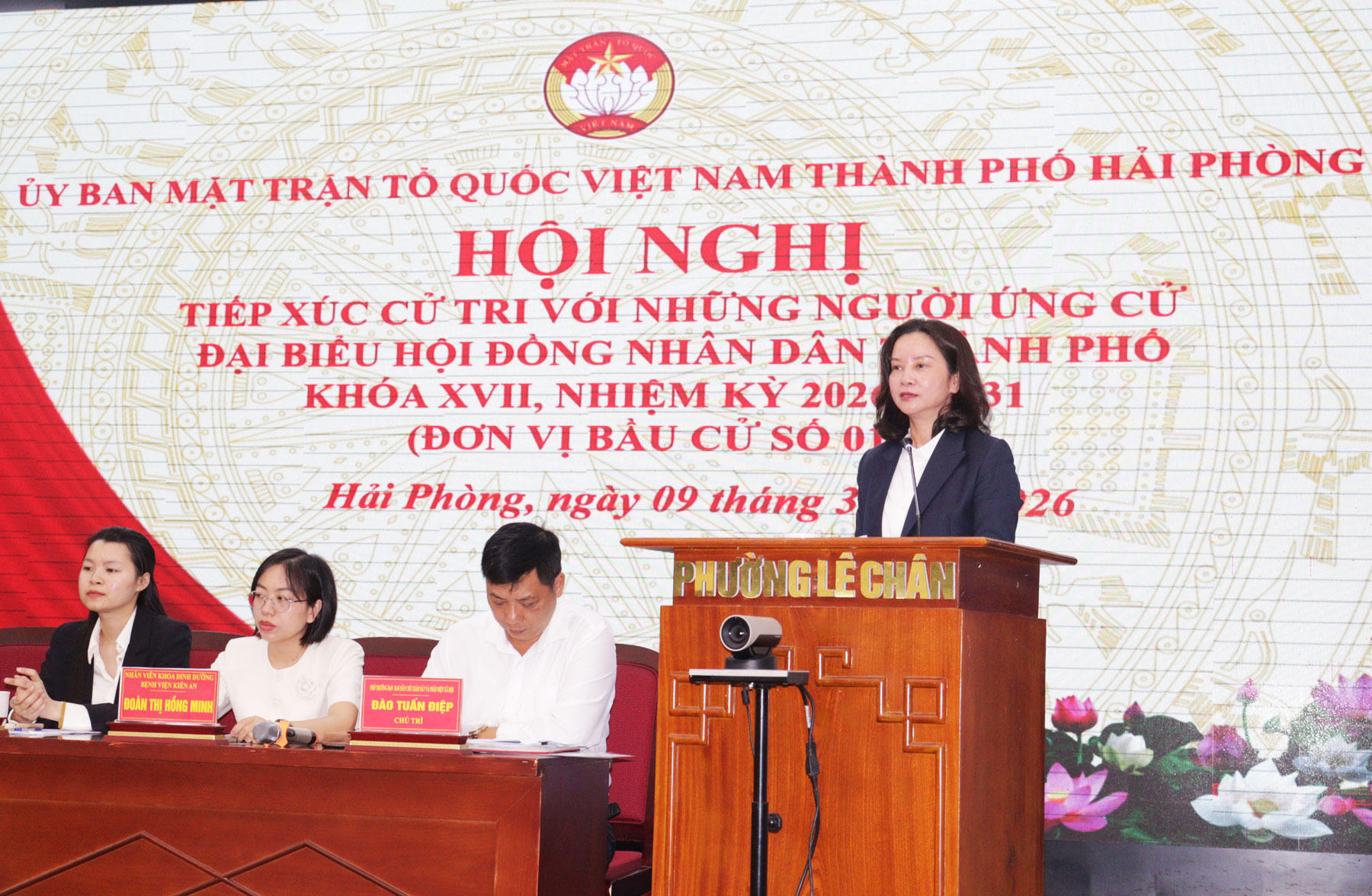 Bà Trần Thu Hương, Thành ủy viên, Phó Chủ tịch Ủy ban MTTQ Việt Nam, Chủ tịch Hội LHPN thành phố trình bày Chương trình hành động. Ảnh: HT.&nbsp;